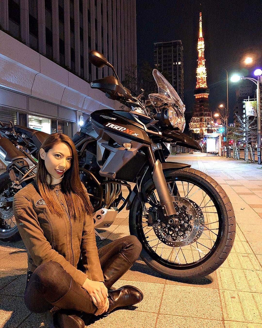 CAMIRAさんのインスタグラム写真 - (CAMIRAInstagram)「東京タワー&タイガー ナイトツーリングの夜中の帰り道にいい場所発見🔥🔥 田舎が好きだけど東京タワーはやっぱいいですね🗼 次はスカイツリーと撮りたい🤤❣️ #オートバイ#バイク女子#バイク#バイクのある風景#バイクのある生活#バイクが好きだ#ダイガー800#オフロードバイク#オフロード#ガールズバイカー#トライアンフ#東京タワー#camijos#teamhirody#bike#bikegirl#motocycle#bikelife#streettriple#motorcycle#motorcycle_moment#motorcyclegirl#bike_japan#adventurebike#adventurerider」4月10日 18時51分 - camila.528