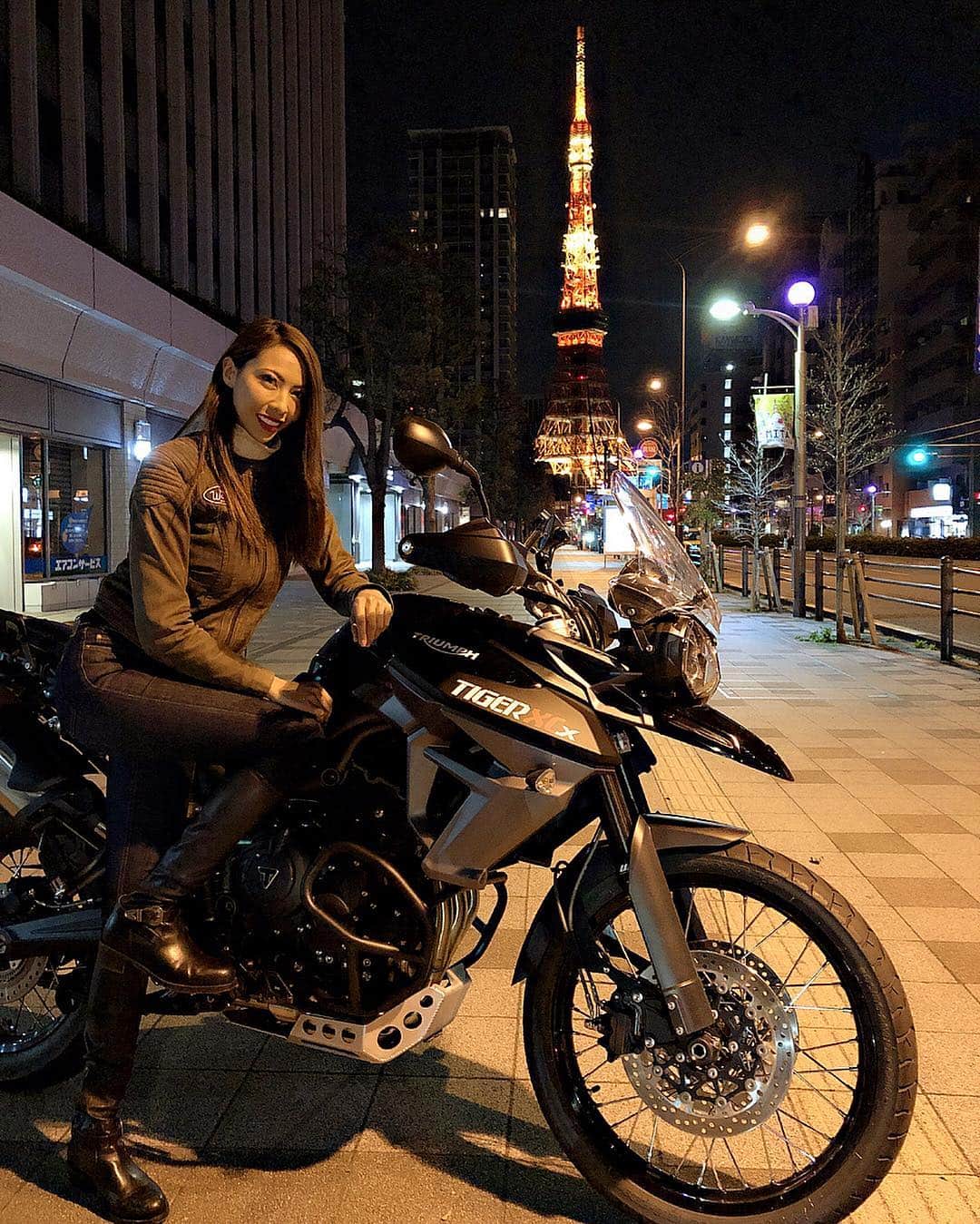 CAMIRAさんのインスタグラム写真 - (CAMIRAInstagram)「東京タワー&タイガー ナイトツーリングの夜中の帰り道にいい場所発見🔥🔥 田舎が好きだけど東京タワーはやっぱいいですね🗼 次はスカイツリーと撮りたい🤤❣️ #オートバイ#バイク女子#バイク#バイクのある風景#バイクのある生活#バイクが好きだ#ダイガー800#オフロードバイク#オフロード#ガールズバイカー#トライアンフ#東京タワー#camijos#teamhirody#bike#bikegirl#motocycle#bikelife#streettriple#motorcycle#motorcycle_moment#motorcyclegirl#bike_japan#adventurebike#adventurerider」4月10日 18時51分 - camila.528