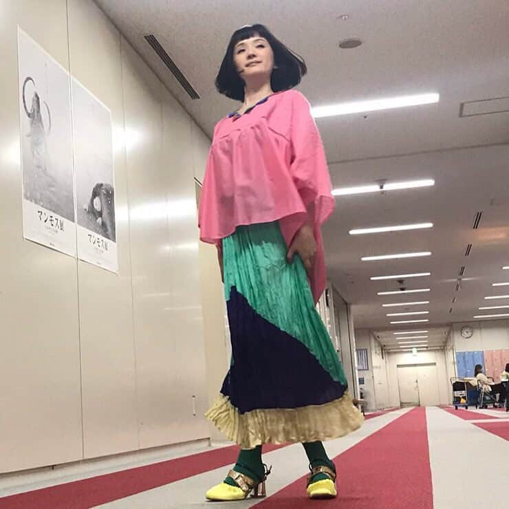 千秋さんのインスタグラム写真 - (千秋Instagram)「衣装3パターン👗👗👗 なんかここ数年、衣装がずっと同じようなイメージだからもっと変わっていきたいと周りにもずっと伝えてるんだけど••• 歳を重ねると頭が硬くなってしまうからね。だけど常に意識していればそれも防ぐことができる。 変化を楽しむひとでいたい。  1枚目はツモリチサト。 ツモリチサトが終了しちゃうの寂しいですね。昔、ツモリチサトのお洋服、集めるようにいっぱい買ってたなあ。素敵なのになあ。  #ツモリチサト #バカコレクター  #池上彰スペシャル #フジテレビ  #サタデージャーナル #tbs  #池上彰スペシャル #フジテレビ  #tsumorichisato #stylistA ×3  #走るシリーズ💨」4月10日 18時52分 - chiaki77777