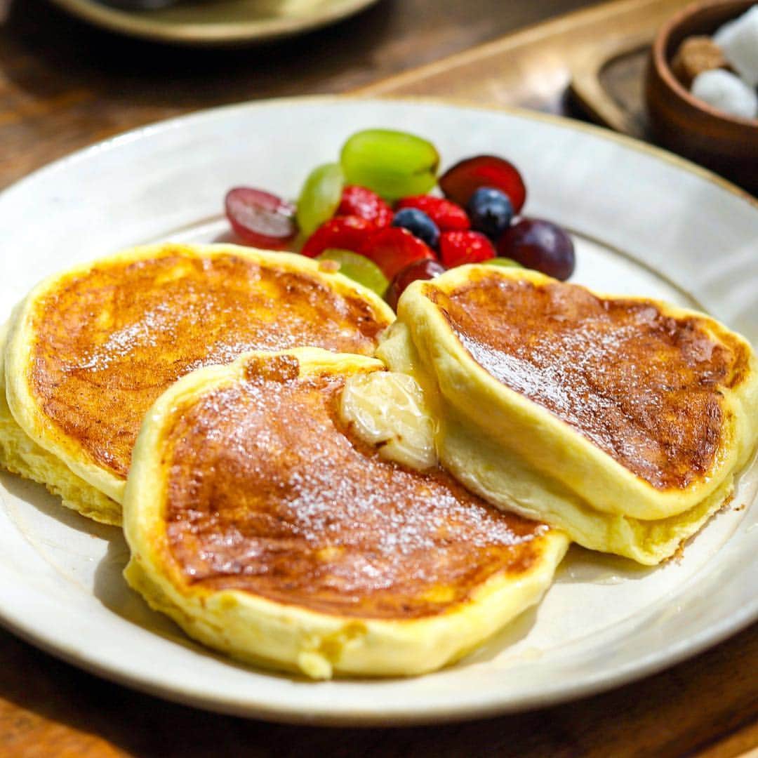 きょん。さんのインスタグラム写真 - (きょん。Instagram)「. . . .  コパン・コピーヌ  目の前に 光り輝く パンケーキ。  スフレで リコッタチーズ。  柔和な顔して 口に入れたら 駆け足で消えた🤤  #コパンコピーヌ #osaka#pancakes」4月10日 19時04分 - kyon_tokiiro