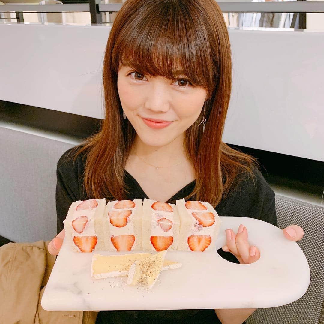 上坂由莉さんのインスタグラム写真 - (上坂由莉Instagram)「. . 一昨日行ったカフェ☕️ いちご尽くし🍓🍓🍓 いちごと桜のフルーツサンド🍓🌸 見た目も可愛かった😋💓 . にしても今日寒すぎて震えました❄️ 体調気をつけてください👩✨ . #joescafe #fruitssandwich #strawberry #cherryblossom #ginzasix」4月10日 19時04分 - yuri_yoga.727