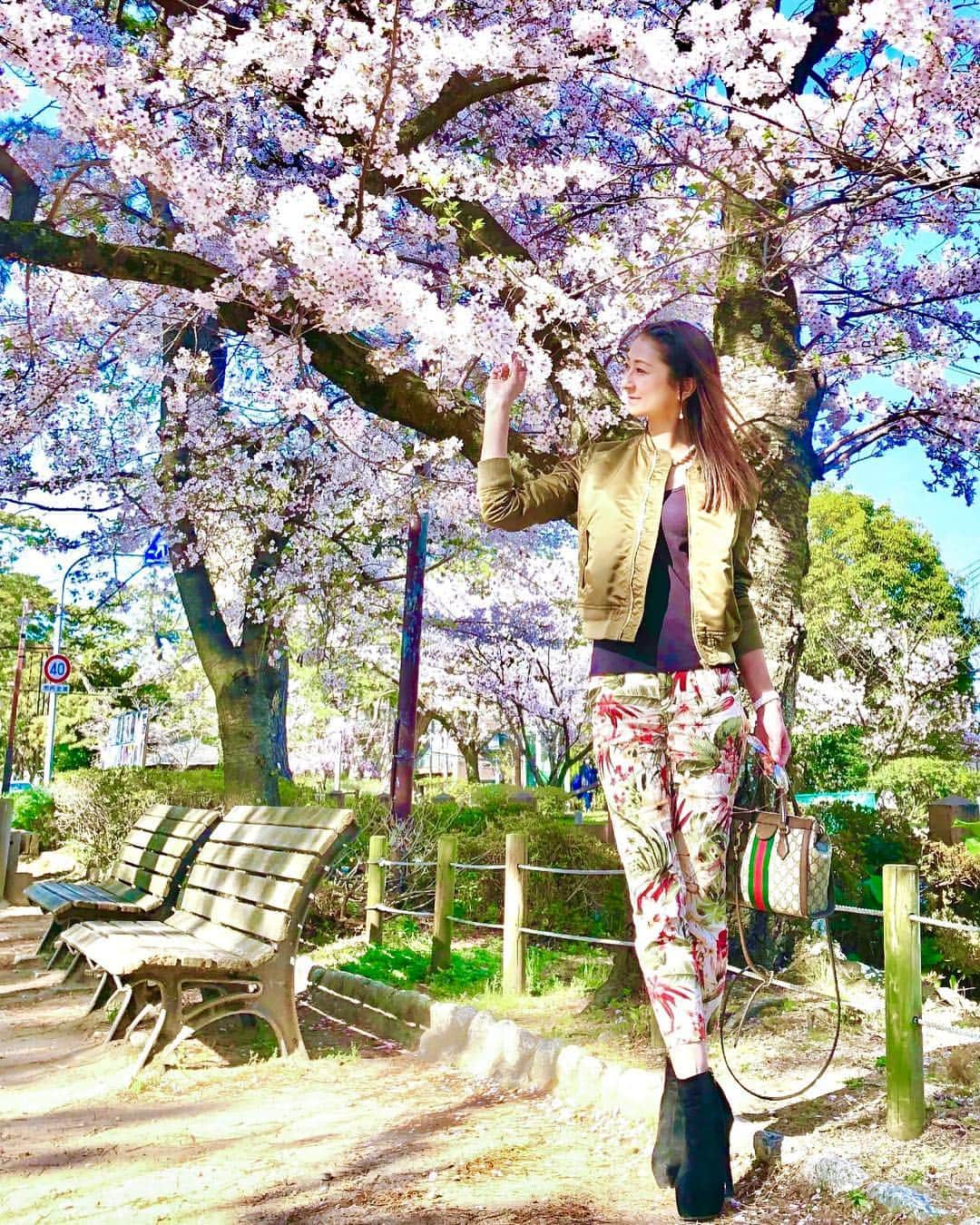 彩耶さんのインスタグラム写真 - (彩耶Instagram)「今年は お花見できた〜🌸 ・ お写真横に👆➡︎➡︎ swipe してね❣️ ・ ここ数年、実はお花見しそびれてたんです💦 毎年 気がついたら散ってた🤣 ・ ということで、インスタでお花見の投稿は、はじめてかも〜っ🙈🌸 ・ 昨日は朝から撮影で📷✨ 思っていたより早く撮影が終わったので、ぷらっと夙川まで〜🚗 ・ 夙川の河川敷、満開でとっても綺麗でした😌✨ 可愛らしいピンクの桜にうっとり〜🌸 やっぱり年に一度は来るべきですね(๑>◡<๑)💞 ・ 今日の神戸はうってかわって、冷たい雨〜☔️ ほんと寒いっ😵💦 皆さん、体調崩さないようにしましょうね💓 ・ ・ outer … tomorrowland pants … zara bag … gucci boots … epoca  watch … chanel  j12 ♡ ♡ #桜#お花見#ドライブ#さくら#cherryblossom#夙川 #モデル#model#神戸#kobe#インスタグラム#インスタ#instagram#インフルエンサー#インスタグラマー#私#me#フォロー#followme#フォローミー#お洒落さんと繋がりたい#旅行好きな人と繋がりたい #ファッション#ファッション部#コーデ#fashion#いつかの私#いつもありがとう#フォトジェニック#インスタ映え」4月10日 18時59分 - 3aya11