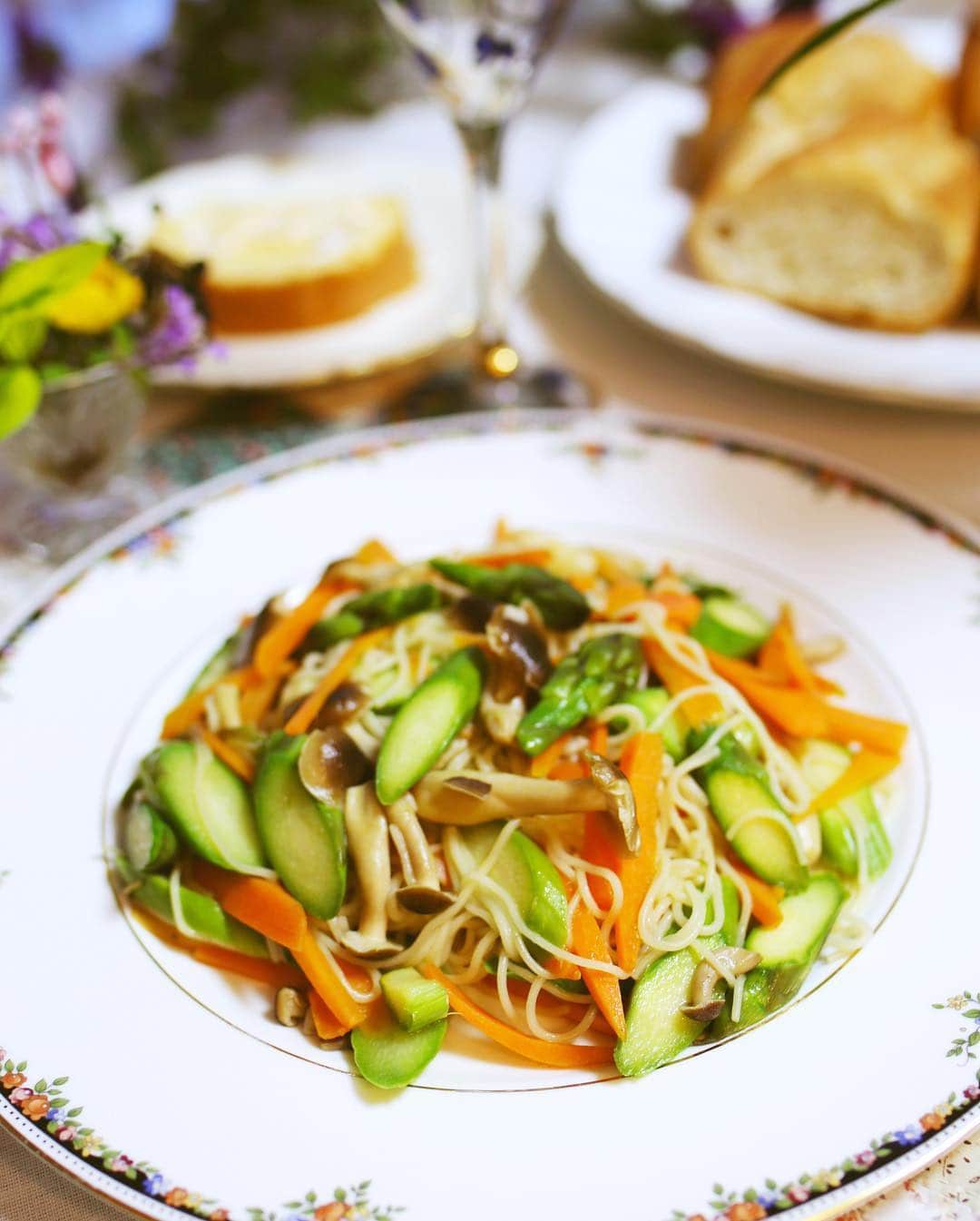 amiさんのインスタグラム写真 - (amiInstagram)「． #dinner I made vegetable #menu ． 夕方からのおうちごはん♡ ． ✳︎糖質0麺とお肉とお野菜の炒め物 ✳︎ソーセージ ✳︎焼きたてフランスパン🥖 ✳︎ロールケーキ ． ミートガイさんのお肉にアスパラガスと ブナシメジと人参とほうれん草を 加えて炒めました♡ ． お野菜が甘くて、お肉の肉汁が しっかりと絡まって 調味料が少なくて済みます😊♥️ ． 麺とも絡んで美味しかったー💕 ． お肉とソーセージは  @themeatguyjapan  さんの大きめのサイズ🍺 ． ボリューミーで 幸せすぎました🥰 美味しかったー！ ． ． ご馳走さまでした🍝 ． ． ． #ミートガイ#BBQ#キャンプ#coconomi#ココノミ#無農薬野菜#器好き#食器好き#花のある幸せごはん#テーブルコーディネート#テーブルコーデ#お菓子の菊家#はやごはん#野菜好き#紀文#おうちカフェ#ソーセージ#meatguy#ミートガイ#お肉好き ． ．」4月10日 18時59分 - amikuma1219