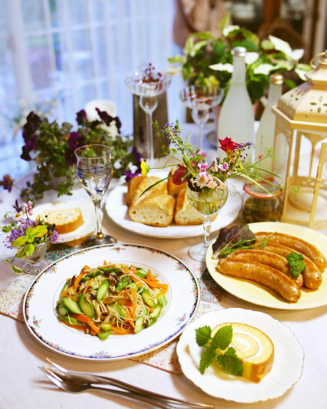 amiさんのインスタグラム写真 - (amiInstagram)「． #dinner I made vegetable #menu ． 夕方からのおうちごはん♡ ． ✳︎糖質0麺とお肉とお野菜の炒め物 ✳︎ソーセージ ✳︎焼きたてフランスパン🥖 ✳︎ロールケーキ ． ミートガイさんのお肉にアスパラガスと ブナシメジと人参とほうれん草を 加えて炒めました♡ ． お野菜が甘くて、お肉の肉汁が しっかりと絡まって 調味料が少なくて済みます😊♥️ ． 麺とも絡んで美味しかったー💕 ． お肉とソーセージは  @themeatguyjapan  さんの大きめのサイズ🍺 ． ボリューミーで 幸せすぎました🥰 美味しかったー！ ． ． ご馳走さまでした🍝 ． ． ． #ミートガイ#BBQ#キャンプ#coconomi#ココノミ#無農薬野菜#器好き#食器好き#花のある幸せごはん#テーブルコーディネート#テーブルコーデ#お菓子の菊家#はやごはん#野菜好き#紀文#おうちカフェ#ソーセージ#meatguy#ミートガイ#お肉好き ． ．」4月10日 18時59分 - amikuma1219
