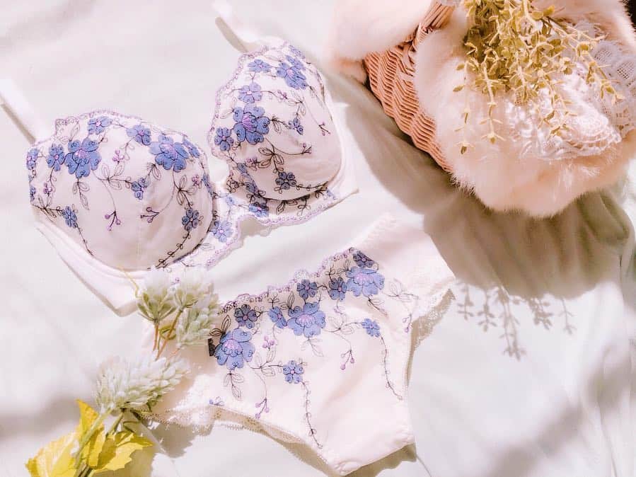 増田愛里菜さんのインスタグラム写真 - (増田愛里菜Instagram)「. ニッセンから発売されてるランジェリー🕊🌿 @nissen_inner_official . . え！今こんなに可愛い下着も#ニッセン で売ってるの😳⁉️ってビックリした今日この頃🙈♡ . . トリンプさんとの共同企画した商品みたい〜👙✨ . 実際につけてみたら中心寄りのきれいな丸胸バストをつくってくれて、更にやさしい着けごこち💕 . . カラーが他にもミントやピーチピンクもあって可愛かったよ〜🥺🍑💘 . . . #下着 #インナー #ニッセン #ニッセンインナー #ランジェリー #着ごこち #ブラ #美ボディ #実はニッセン #PR」4月10日 18時59分 - masuuu_324