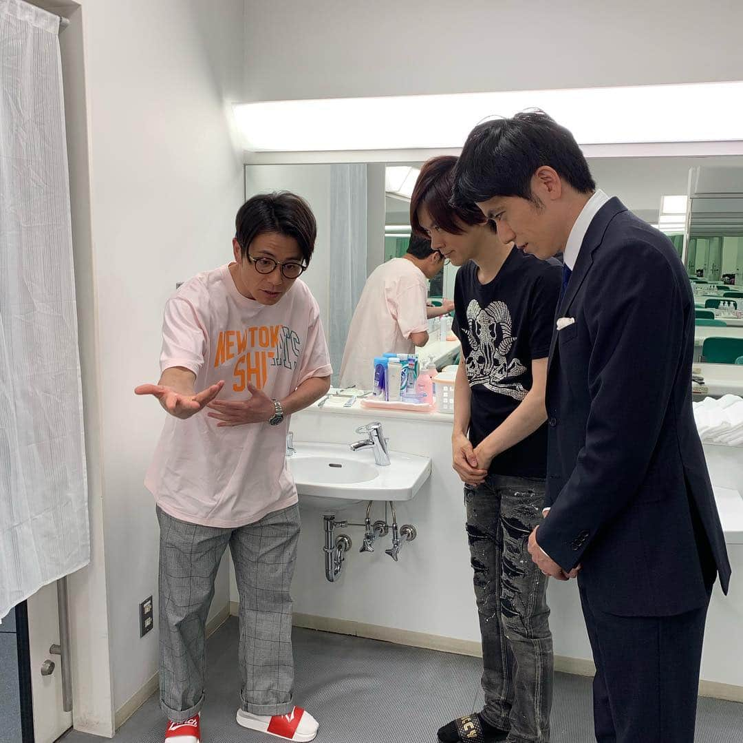 青木源太さんのインスタグラム写真 - (青木源太Instagram)「演技論を聞いています。  DAIGOさんも藤森さんも最近映画やドラマの出演が本当に多い。すごい。  以上、「演技論を聞く」という演技でした。  #熱い男 #メイク室 #本番前」4月10日 19時00分 - aoki.genta