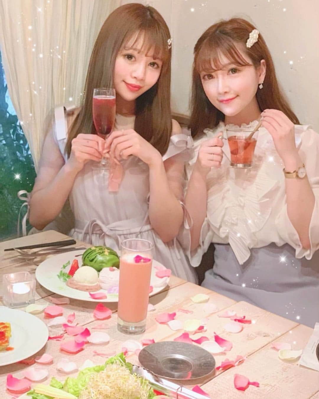 蓼沼綾さんのインスタグラム写真 - (蓼沼綾Instagram)「💐🥂🥞🎀🌷 ^_^ 先日のこと… 仕事帰りにあやかちゃんといっちゃんと待ち合わせて 動物性食品を使用しない 完全菜食ヴィーガン料理のお店💐💕 @ainsoph.journey のディナーへ🍽💐💕 ・ 初めて行ったんだけど 全部美味しくて3人して大感激🥺💓 ベジタリアンの方やヘルシーだけど 可愛く美味しく楽しみたい方にぴったりのお店です🥞💓 罪悪感なくいっぱい食べられてとっても良かった〜🐷💓 ・ いっちゃんあやかちゃん 可愛いお写真も付き合ってくれて 楽しい時間をありがとう🥺💓🎀 ・ ・ #ainsophjourney #アインソフジャーニー #新宿カフェ #女子会 #ビーガンカフェ #完全菜食 #ガールズトーク #美食 #エディブルフラワー #東京カフェ #cafetour #パンケーキ食べたい #partyparty #ラズミル #rasmile」4月10日 19時00分 - tadeaya