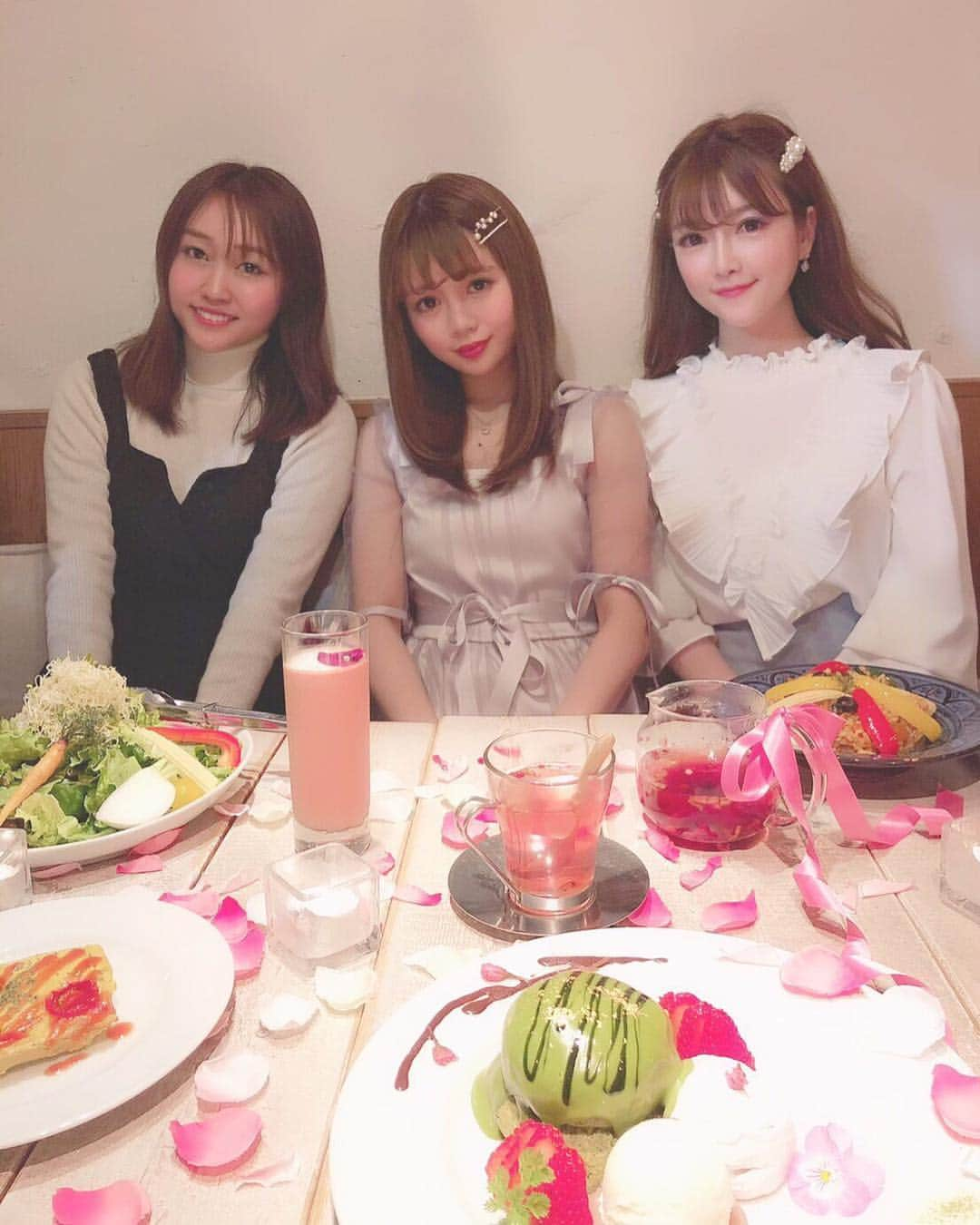 蓼沼綾さんのインスタグラム写真 - (蓼沼綾Instagram)「💐🥂🥞🎀🌷 ^_^ 先日のこと… 仕事帰りにあやかちゃんといっちゃんと待ち合わせて 動物性食品を使用しない 完全菜食ヴィーガン料理のお店💐💕 @ainsoph.journey のディナーへ🍽💐💕 ・ 初めて行ったんだけど 全部美味しくて3人して大感激🥺💓 ベジタリアンの方やヘルシーだけど 可愛く美味しく楽しみたい方にぴったりのお店です🥞💓 罪悪感なくいっぱい食べられてとっても良かった〜🐷💓 ・ いっちゃんあやかちゃん 可愛いお写真も付き合ってくれて 楽しい時間をありがとう🥺💓🎀 ・ ・ #ainsophjourney #アインソフジャーニー #新宿カフェ #女子会 #ビーガンカフェ #完全菜食 #ガールズトーク #美食 #エディブルフラワー #東京カフェ #cafetour #パンケーキ食べたい #partyparty #ラズミル #rasmile」4月10日 19時00分 - tadeaya