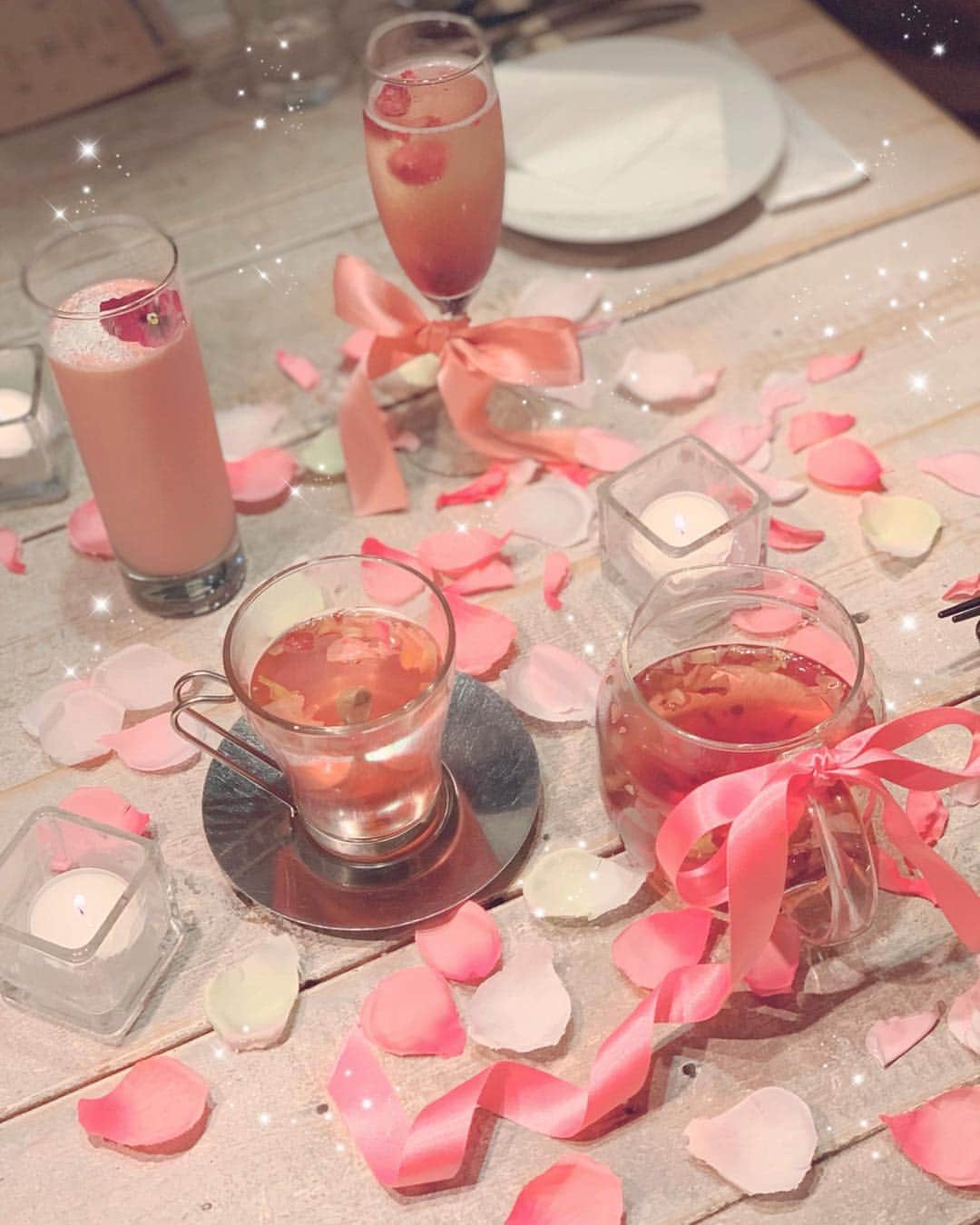 蓼沼綾さんのインスタグラム写真 - (蓼沼綾Instagram)「💐🥂🥞🎀🌷 ^_^ 先日のこと… 仕事帰りにあやかちゃんといっちゃんと待ち合わせて 動物性食品を使用しない 完全菜食ヴィーガン料理のお店💐💕 @ainsoph.journey のディナーへ🍽💐💕 ・ 初めて行ったんだけど 全部美味しくて3人して大感激🥺💓 ベジタリアンの方やヘルシーだけど 可愛く美味しく楽しみたい方にぴったりのお店です🥞💓 罪悪感なくいっぱい食べられてとっても良かった〜🐷💓 ・ いっちゃんあやかちゃん 可愛いお写真も付き合ってくれて 楽しい時間をありがとう🥺💓🎀 ・ ・ #ainsophjourney #アインソフジャーニー #新宿カフェ #女子会 #ビーガンカフェ #完全菜食 #ガールズトーク #美食 #エディブルフラワー #東京カフェ #cafetour #パンケーキ食べたい #partyparty #ラズミル #rasmile」4月10日 19時00分 - tadeaya