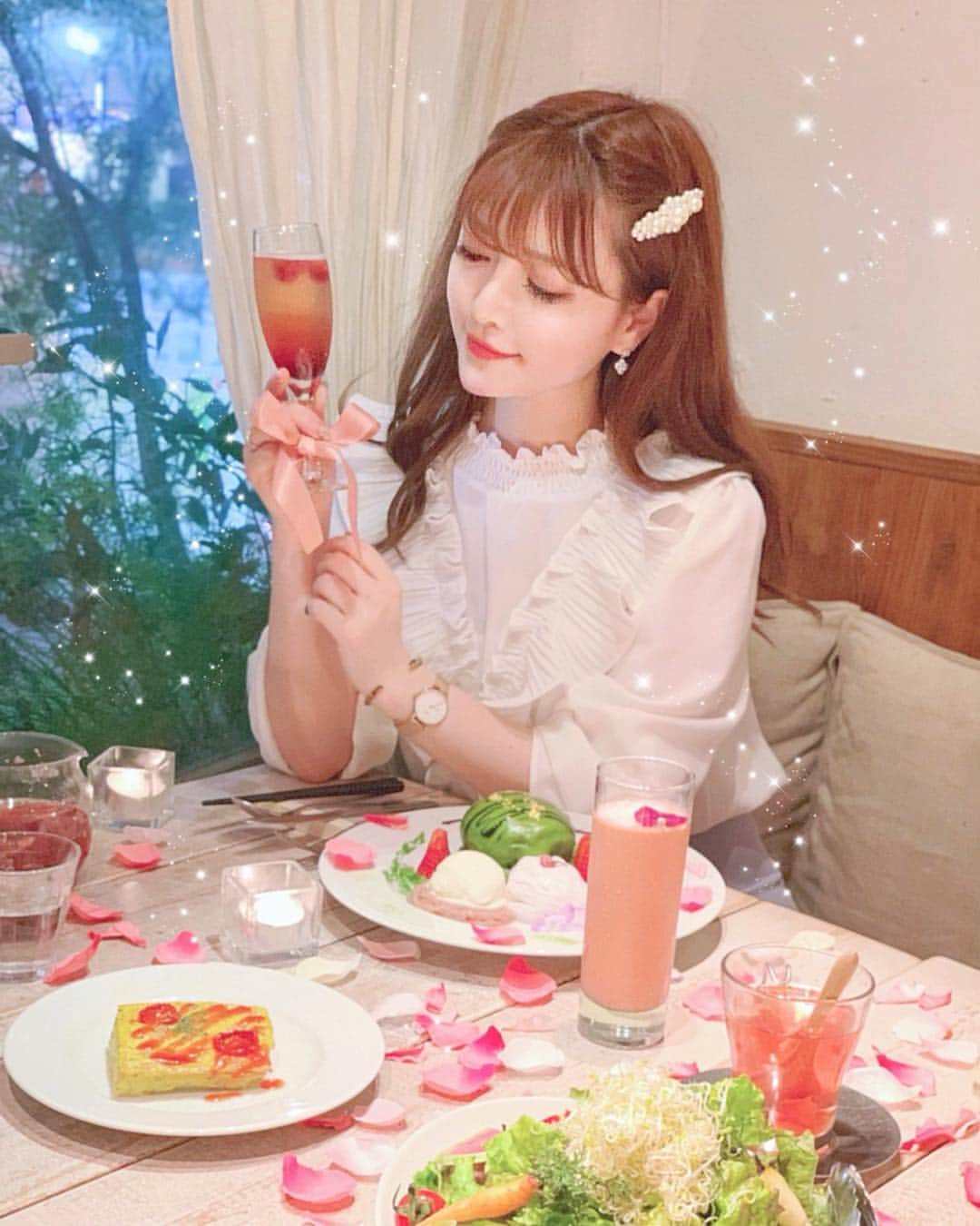 蓼沼綾さんのインスタグラム写真 - (蓼沼綾Instagram)「💐🥂🥞🎀🌷 ^_^ 先日のこと… 仕事帰りにあやかちゃんといっちゃんと待ち合わせて 動物性食品を使用しない 完全菜食ヴィーガン料理のお店💐💕 @ainsoph.journey のディナーへ🍽💐💕 ・ 初めて行ったんだけど 全部美味しくて3人して大感激🥺💓 ベジタリアンの方やヘルシーだけど 可愛く美味しく楽しみたい方にぴったりのお店です🥞💓 罪悪感なくいっぱい食べられてとっても良かった〜🐷💓 ・ いっちゃんあやかちゃん 可愛いお写真も付き合ってくれて 楽しい時間をありがとう🥺💓🎀 ・ ・ #ainsophjourney #アインソフジャーニー #新宿カフェ #女子会 #ビーガンカフェ #完全菜食 #ガールズトーク #美食 #エディブルフラワー #東京カフェ #cafetour #パンケーキ食べたい #partyparty #ラズミル #rasmile」4月10日 19時00分 - tadeaya