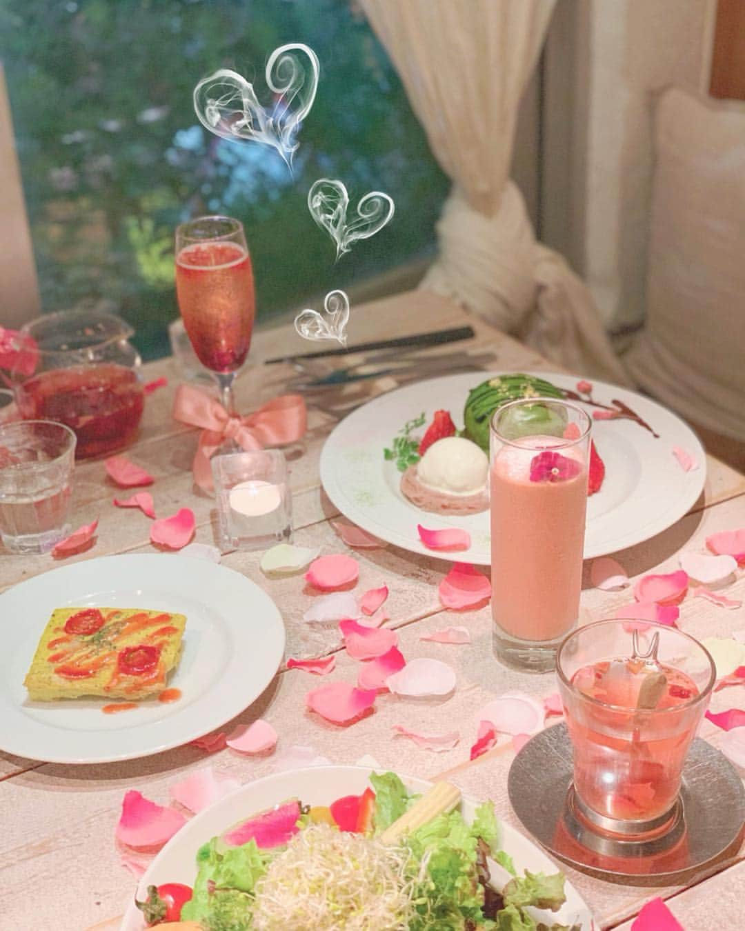 蓼沼綾さんのインスタグラム写真 - (蓼沼綾Instagram)「💐🥂🥞🎀🌷 ^_^ 先日のこと… 仕事帰りにあやかちゃんといっちゃんと待ち合わせて 動物性食品を使用しない 完全菜食ヴィーガン料理のお店💐💕 @ainsoph.journey のディナーへ🍽💐💕 ・ 初めて行ったんだけど 全部美味しくて3人して大感激🥺💓 ベジタリアンの方やヘルシーだけど 可愛く美味しく楽しみたい方にぴったりのお店です🥞💓 罪悪感なくいっぱい食べられてとっても良かった〜🐷💓 ・ いっちゃんあやかちゃん 可愛いお写真も付き合ってくれて 楽しい時間をありがとう🥺💓🎀 ・ ・ #ainsophjourney #アインソフジャーニー #新宿カフェ #女子会 #ビーガンカフェ #完全菜食 #ガールズトーク #美食 #エディブルフラワー #東京カフェ #cafetour #パンケーキ食べたい #partyparty #ラズミル #rasmile」4月10日 19時00分 - tadeaya