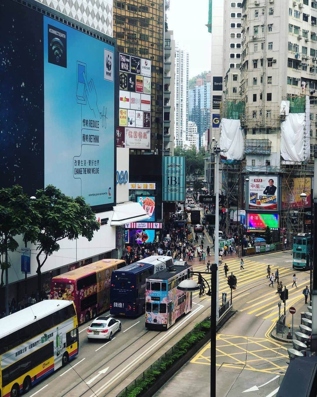 Discover Hong Kongさんのインスタグラム写真 - (Discover Hong KongInstagram)「A microcosm of Hong Kong. 香港鬧市不論遙望或近看，都同樣的壯觀哪！ 香港で見るミクロコスモス。 📷: @sprinkles.land #DiscoverHongKong #repost」4月10日 19時00分 - discoverhongkong