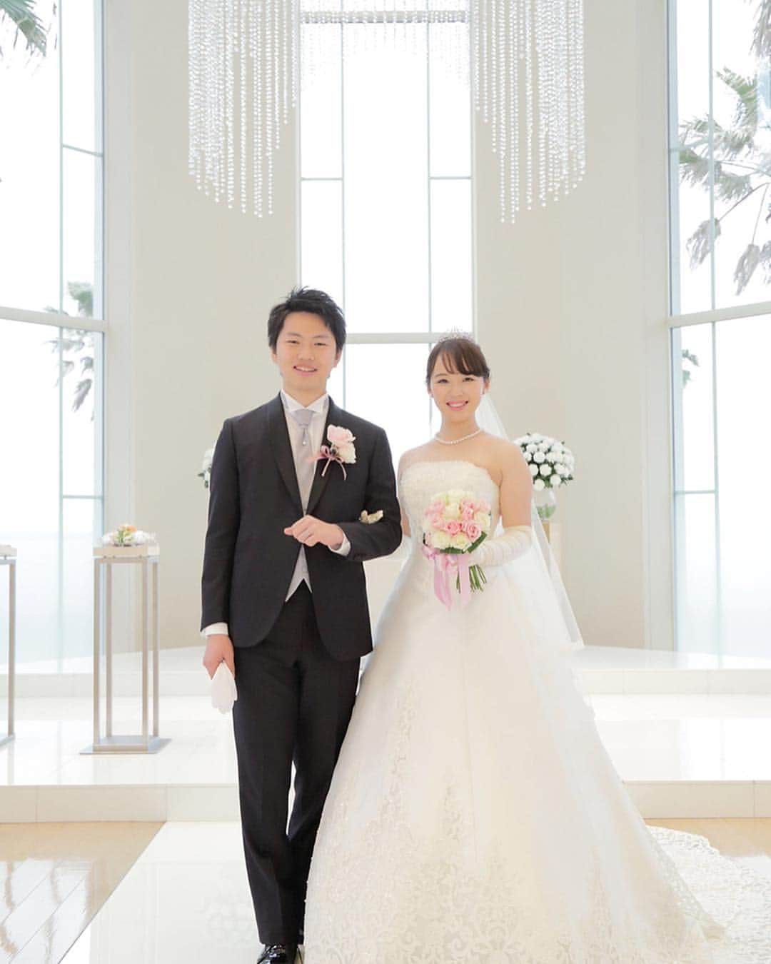 スマ婚/オフィシャルアカウントさんのインスタグラム写真 - (スマ婚/オフィシャルアカウントInstagram)「.﻿ 結婚式をご予定のみなさまへ﻿ スマ婚がプロデュースする結婚式のご紹介です♪﻿ ﻿ 【カテゴリ】ホテルウェディング﻿ 【エリア】千葉県・浦安市﻿ 【会場】東京ベイ舞浜ホテル﻿ ﻿ 海がみえる素敵な真っ白なチャペルに﻿ ウェディングドレスがとっても素敵に映えます♡﻿ ﻿ お母様のベールダウンで始まる挙式…﻿ 挙式を終えたお二人はフラワーシャワーでお見送り💐﻿ 素敵なロケーションと、人気リゾート施設のオフィシャルホテル🧚‍♀️﻿ ぜひ、お二人の叶えたいをカタチにしませんか？﻿ ﻿ スマ婚では、皆さまのこだわりを大切にした﻿ “メリハリウェディング”をご提案。﻿ 専任プランナーが、お二人だけのオリジナルウェディングをプロデュース！﻿ 大切な一日のために、しっかり寄り添います。﻿ ﻿ -------------------------------------------------------﻿ #スマ婚#結婚式#プレ花嫁#式場探し#式場迷子#ブライダル#結婚式準備﻿ #スマ婚レポ#結婚式写真#結婚式レポ#卒花嫁レポ#披露宴演出﻿ #披露宴ドレス#結婚式場探し#結婚式場迷子#結婚式準備記録﻿ #結婚式準備レポ#プレ花嫁デビュー#ig_wedding#ウェディングフォト﻿ #ウェディングニュース#プレ花嫁さんと繋がりたい#全国の花嫁さんと繋がりたい﻿ #全国の卒花嫁さんと繋がりたい#日本中のプレ花嫁さんと繋がりたい﻿ #純白ドレス#ベールダウン#フラワーシャワー#ホテルウェディング#チャペル挙式」4月10日 19時01分 - smakon_official