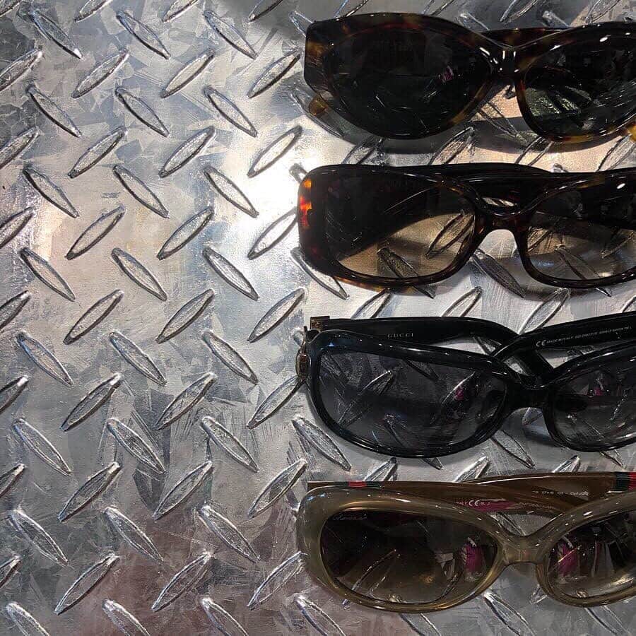 gallerieさんのインスタグラム写真 - (gallerieInstagram)「#repost @gallerie_used ・・・ . 【GALLERIE KYOTO】 @gallerie_kyoto . 🕶vintage sunglasses 🕶 . CHANEL、GUCCI、FENDIのサングラスが入荷致しました💓 . これからの季節👙🏝 マストアイテムのサングラス💕 . vintageサングラスなら、 シンプルなコーディネートも、 ワンランク上のコーディネートに 仕上がりますよ🧚💕 . 状態も良く、 付属品の箱も付いております(1点付いてないもの有り)ので、 プレゼントにもいかがですか？💕 . ⚠️ユーズド商品ですので多少の使用感はございますが、コンディションも良く綺麗です。 また全て1点物の為、お早めにお問い合わせ下さい。 . 店舗発送の通販もお受け致します。代金引き換え、クレジットカード払いも可能ですのでお気軽にお問い合わせください。 . お問い合わせは… GALLERIE京都店☎︎075-212-7511 📩customer_center@galleriebyspinns.com カスタマー対応時間 平日 【10:00〜18:00】 . #お問い合わせ番号uk1014 . #ギャレリー#セレクトショップ#京都#GALLERIE#kyoto#select#shop#fashion#newarrival#newin#ootd#vintage#used#code#codenate#vintage#vintage chanel# chanel#gucci#fendi #sunglasses 京都アカウント⇒ @gallerie_kyoto usedアカウント⇒@gallerie_used」4月10日 19時01分 - kalekale_official