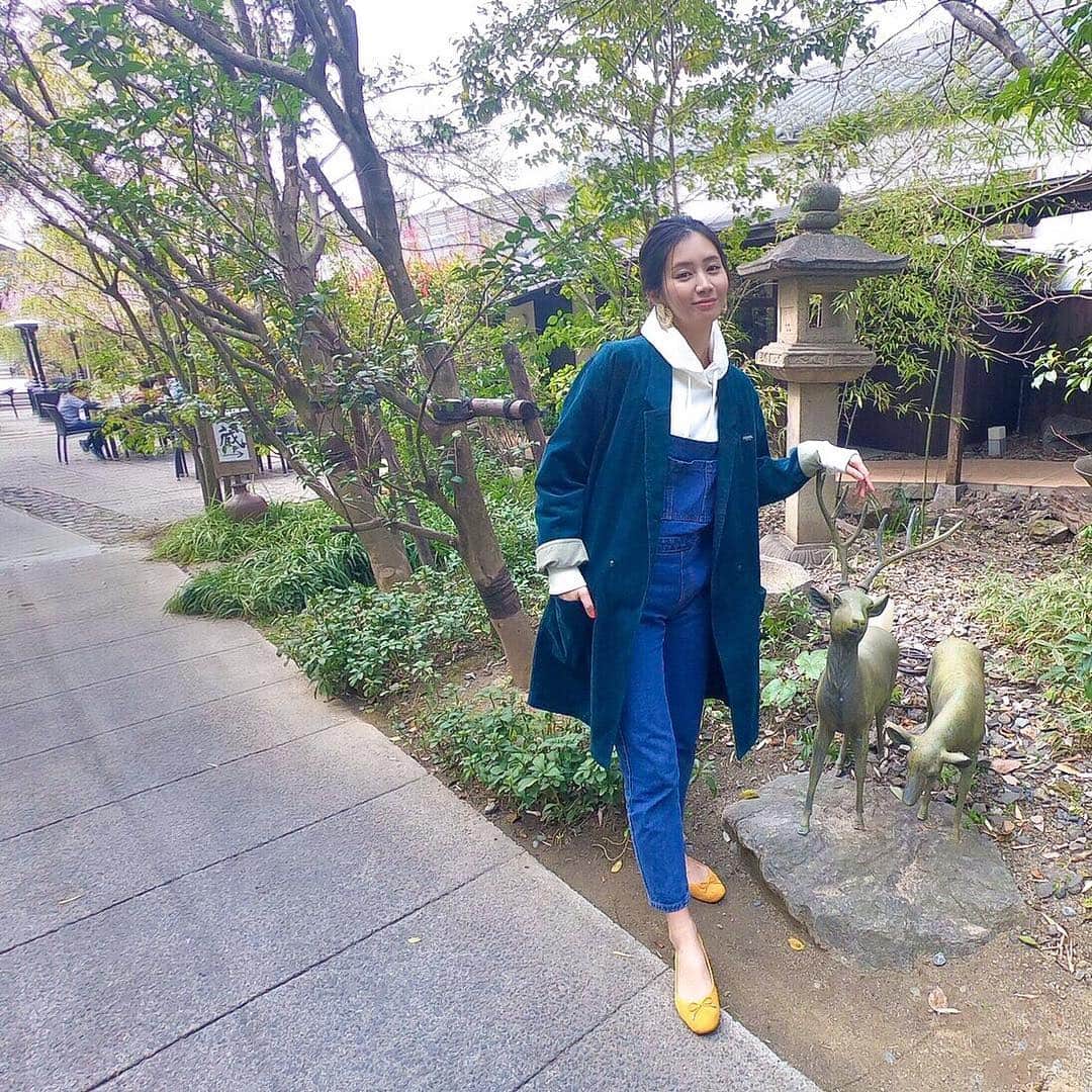 篠原真衣さんのインスタグラム写真 - (篠原真衣Instagram)「. . カタログ撮影当時からこれ絶対欲しい！とずっと思ってたQUOLTのコーデュロイコート🧥 . . この色合い大好き。 メンズだからね中にたくさん着込んでもへっちゃら。 ゆったりだけどだらしなく見えない素敵なシルエットが好き💕. . . 白いパーカーを合わせたくて急遽駆け込んだUNIQLO。 黄色のフラットシューズは足痛すぎて駆け込んだH&M。 駆け込みコンビが大活躍。 . ピアスとデニムはMODEROBE。 だよ😊 #クオルト#QUOLT#メンズ服#奈良#桜#UNIQLO#HM#MODEROBE#洋服の篠原」4月10日 19時14分 - shinomai425