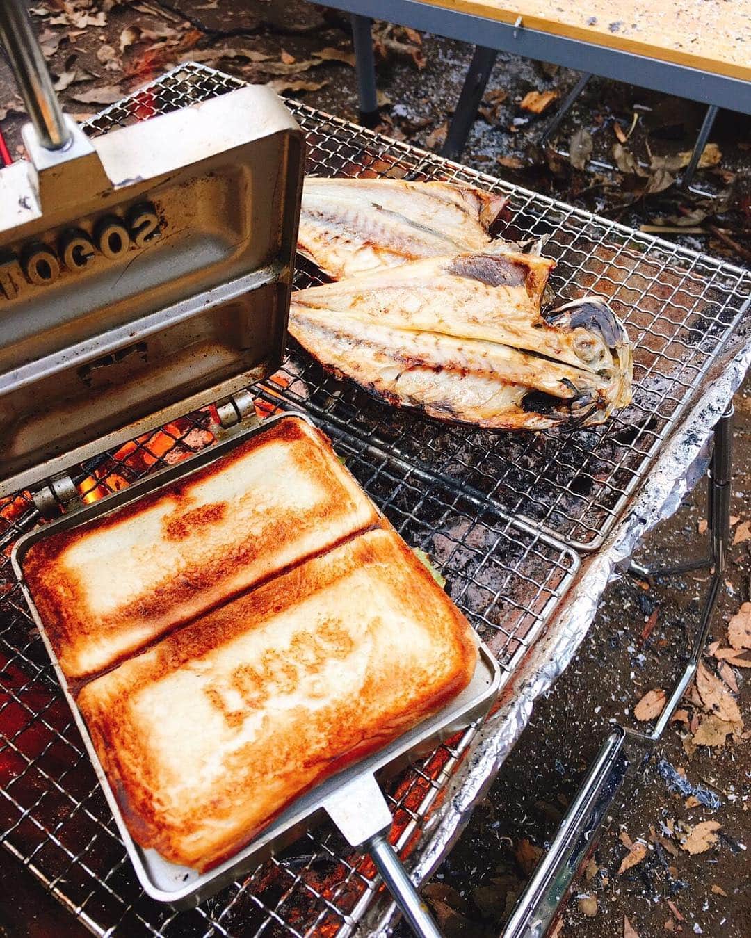 キャンプ バーベキュー アウトドア LOGOS ロゴスさんのインスタグラム写真 - (キャンプ バーベキュー アウトドア LOGOS ロゴスInstagram)「. . キャンプの朝のホットサンドって﻿ なんであんなに幸せなんですかね〜❤️💭﻿ みなさんのおススメの具材は何ですか？🧀﻿ ﻿ LOGOSのホットサンドは﻿ 半分になるから色んな種類を楽しめます🥪﻿ お家でも使える万能アイテム💓﻿ 私はめちゃくちゃ使ってます！﻿ どっちゃん﻿ ﻿ #ホットサンド #ホットサンドパン﻿ #LOGOS #ロゴス #ロゴサー﻿ #アウトドア #BBQ #海﻿ #キャンプ用品 #キャンプギア #キャンプ初心者﻿ #캠프 #camping #露營 #キャンプ」4月10日 19時06分 - logos_enjoy_outing