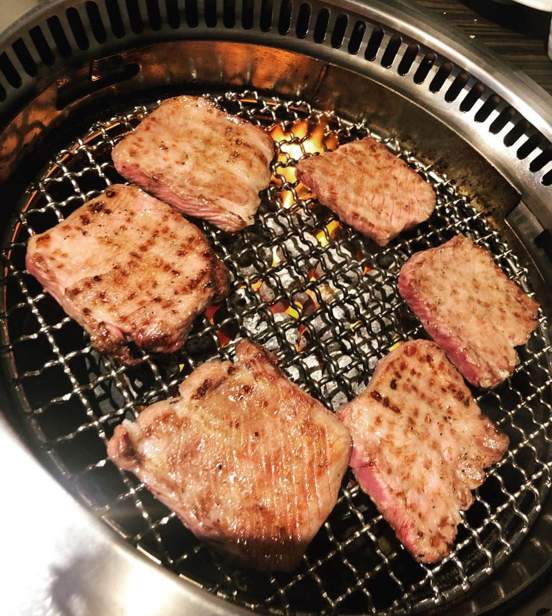 濱野りれさんのインスタグラム写真 - (濱野りれInstagram)「Yakiniku "SatoburiDA" #Reservation ➡︎1-2month #Taste ➡︎ A Meat meat and meat!! It was as delicious as original restaurant "satoburian" !! Pls check #rirelog I already posted✔️✔️ . 久しぶりのサトーブリアンさん🧸💗 今回はサトブリDAさんにお邪魔してきました〜🐮 美味しいお肉たくさん食べれて幸せDA👼💓 トレーニング後はやっぱり肉っ🍖 . . #satoburida#satoburian #yakiniku#wagyu#wagyubeef#kobebeef#tokyoeats#toptokyorestaurants#asagaya#tokyogourmet#meatlover #satoブリアン#サトーブリアン#サトブリda#予約困難#食べログ高評価#食べログ4#焼肉#和牛#九州和牛#阿佐ヶ谷#阿佐ヶ谷グルメ#東京グルメ」4月10日 19時07分 - riregram