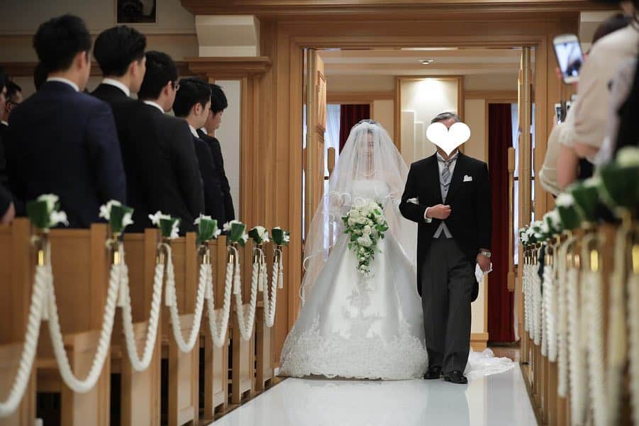 小野恵美さんのインスタグラム写真 - (小野恵美Instagram)「ありがたいことに、花嫁さんのフォロワーさんも居てくださるので少しWeddingを振り返ります✨ ・ 帝国ホテル東京の好きなところ☺️ 私はステンドグラスの光で温かみのあるチャペルにずっと憧れていました⛪️ 母とのベールダウンの瞬間、父と歩くバージンロードは自然と涙が溢れてきました。 ・ 帝国ホテルは日本人の神父さん。とても優しく温かな御言葉を頂き、厳かで神聖な時間でした。 #結婚式 #wedding #花嫁  #帝国ホテル #帝国ホテルウェディング #imperialhotel #インペリアルウェディング #インペリ婚 #帝国花嫁 #ウェディング #emi1222wedding」4月10日 19時07分 - onoemi_official