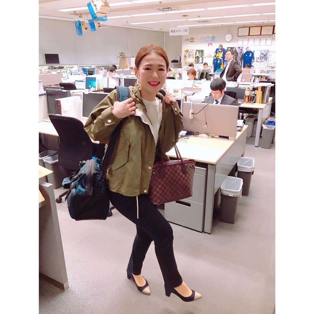 小野口奈々さんのインスタグラム写真 - (小野口奈々Instagram)「・ 4月からふくサテ！で 中継ディレクターに挑戦しているのですが 今日は、ひとり電波チェックデビューの日‼️ (技術的な下見です) 違和感があるのか、 機材を持つこの姿を見てみんなが笑うので、 櫻井アナに写真を撮ってもらいました😂 #無事終了しました #ドキドキしました #電波チェック #ふくサテ #中継ディレクター #もちろんリポーターも自分 #学びの多い春です #テレQ」4月10日 19時17分 - nana0no