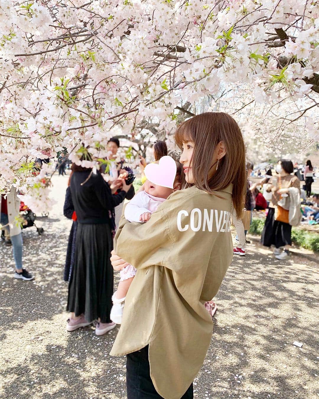 小林真由さんのインスタグラム写真 - (小林真由Instagram)「⋆﻿ ⋆﻿ 平成最後のお花見🍡﻿ 桜満開の新宿御苑はどこを見渡しても﻿ 美しくて感動！﻿ 今年は長く楽しめて嬉しいな〜🌸﻿ ﻿ 小さな子供達と桜とシャボン玉、﻿ ずっと見ていたいほど可愛かった🥺🍡﻿ ﻿ outer: #converse﻿ tops: #prada﻿ pants: #zara﻿ #花見 #桜 #新宿御苑 #ピクニック #コンバース #プラダ #ザラ #コーデ #ママコーデ #4家族#生後4ヶ月 #cherryblossom」4月10日 19時17分 - mayukobayashii