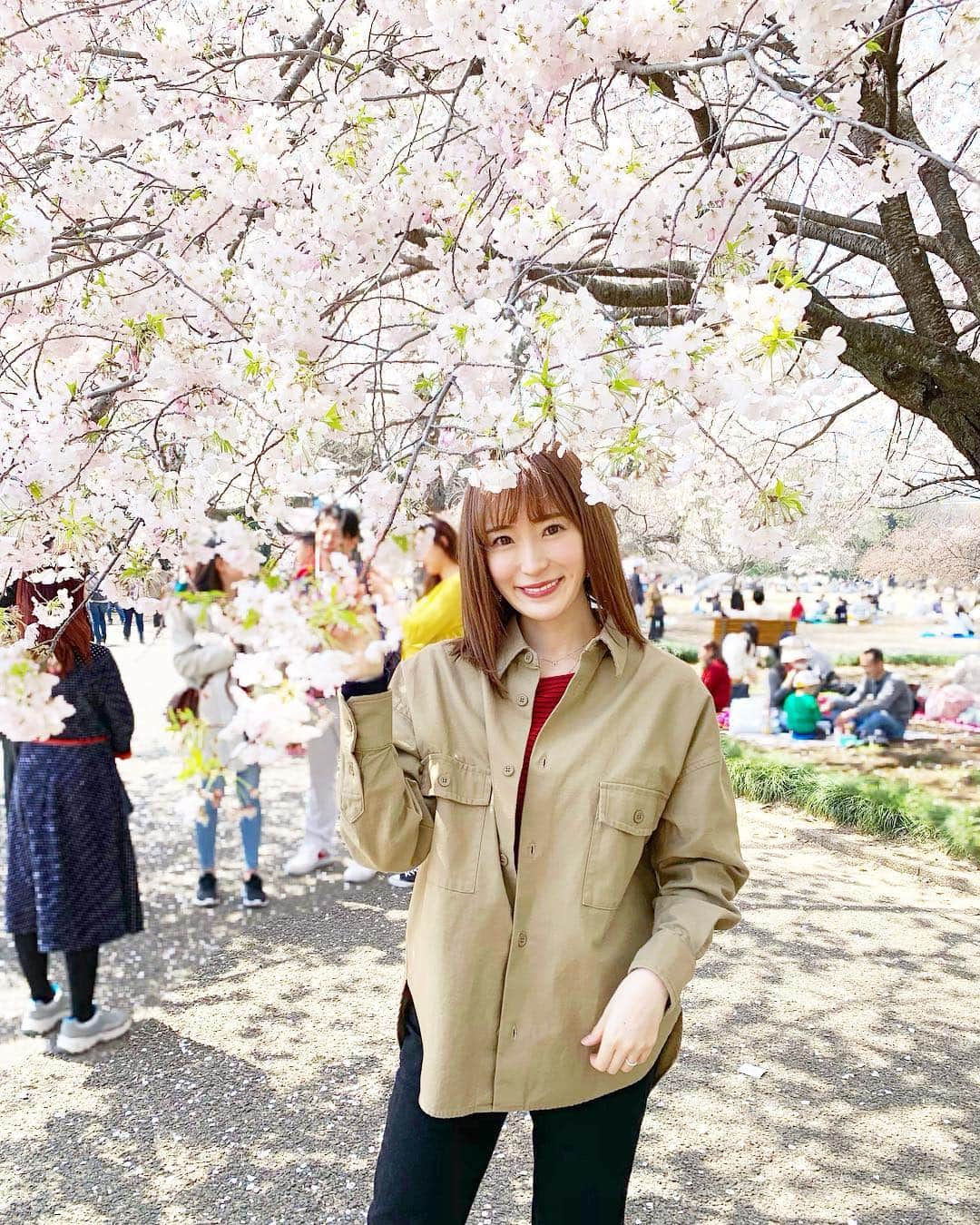 小林真由のインスタグラム：「⋆﻿ ⋆﻿ 平成最後のお花見🍡﻿ 桜満開の新宿御苑はどこを見渡しても﻿ 美しくて感動！﻿ 今年は長く楽しめて嬉しいな〜🌸﻿ ﻿ 小さな子供達と桜とシャボン玉、﻿ ずっと見ていたいほど可愛かった🥺🍡﻿ ﻿ outer: #converse﻿ tops: #prada﻿ pants: #zara﻿ #花見 #桜 #新宿御苑 #ピクニック #コンバース #プラダ #ザラ #コーデ #ママコーデ #4家族#生後4ヶ月 #cherryblossom」