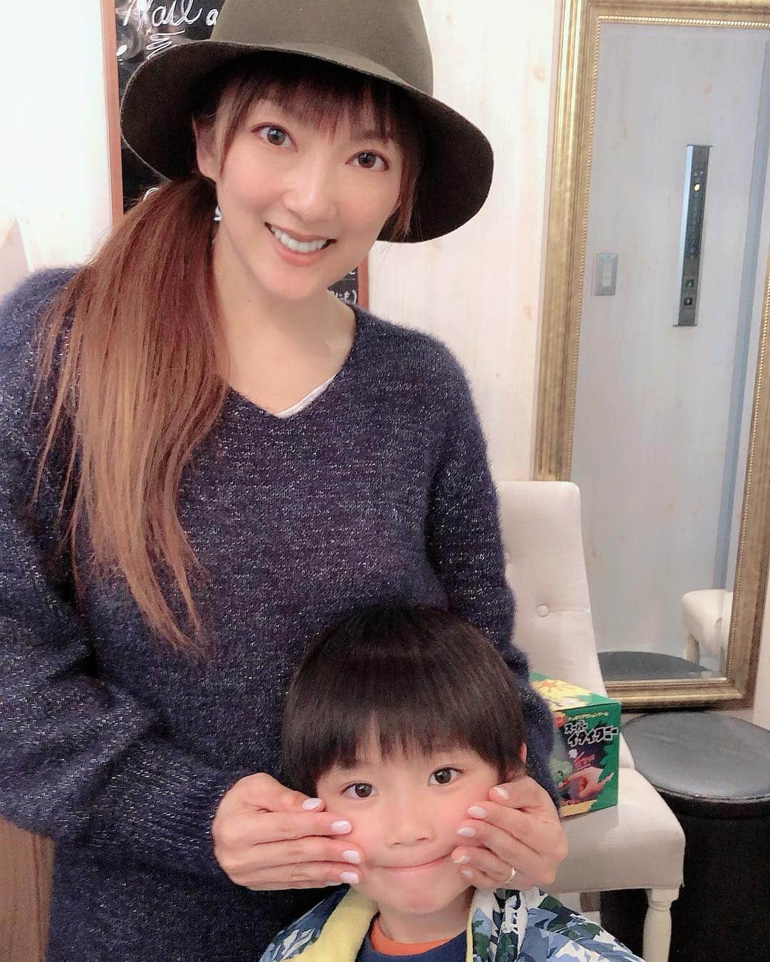 山田まりやさんのインスタグラム写真 - (山田まりやInstagram)「明後日の撮影の為にネイルチェンジ💅大事な商品の為に偏光パールで上品に✨ ・ まだ小学校で給食が始まらないので マッハで帰って来るムネくんも一緒に🤣www ・ 3枚目の プリキュアみたいなデザインにしろと やんや口うるさいムネくんを 何とか宥め😅💦 ・ 無事に大切な商品を手にした時に 邪魔にならずに清潔感を感じていただける偏光パールの単色塗りを死守できました😂🙌✨www ・ 施術中構ってくれた #金森理香 ちゃん @rika.kanamori  ありがとうぅぅ😂🙏♥️✨ ・ #表参道  #ネイルサロン  #nail  #骨董通り  @nails_lavivi  #速い  #持ちがいい  #眺め最高」4月10日 19時17分 - mariya.yamada