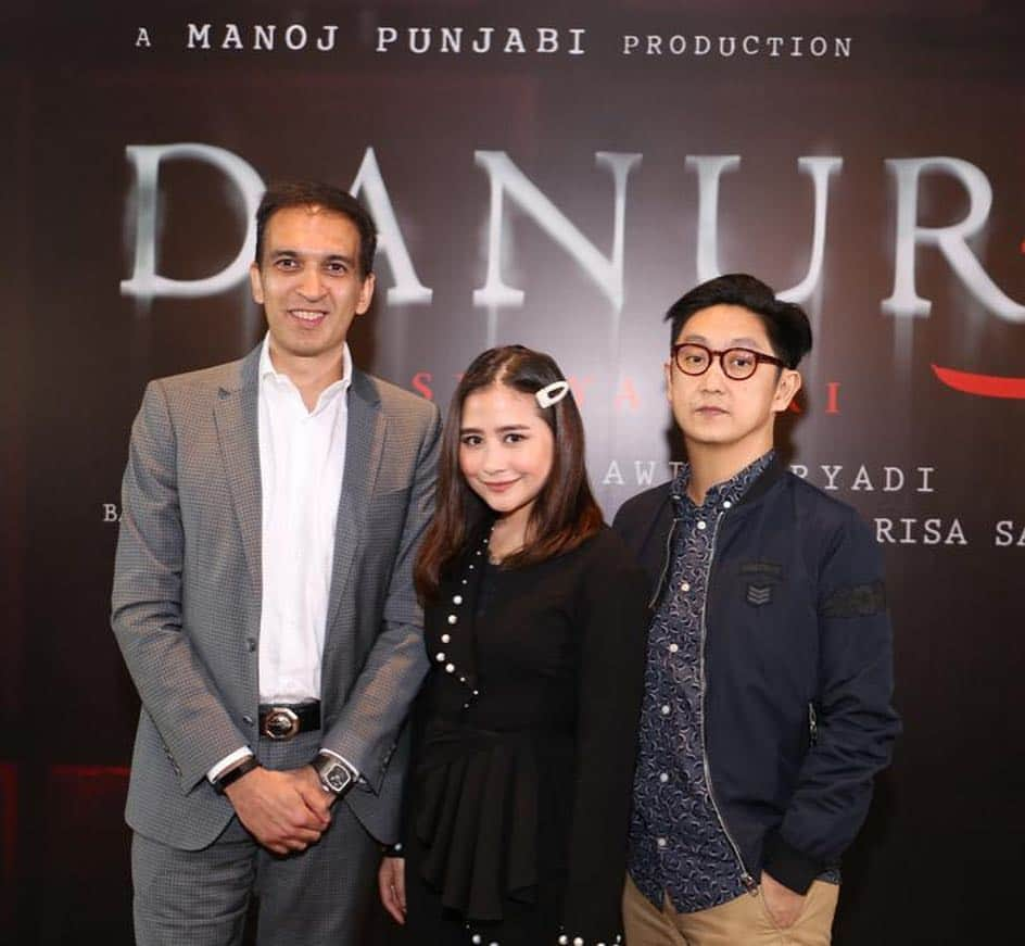 Prilly Latuconsinaさんのインスタグラム写真 - (Prilly LatuconsinaInstagram)「Hari ini! Pertama kali melihat Teaser special DANUR 3 bersama teman-teman media. Happy, kaget dan super puas sama hasilnya! Kalian bisa nonton Teasernya di Bioskop besok sebelum pemutaran film sunyi! Siap-siap yaa 😝😝 @manojpunjabimd  @awisuryadi  @mdpictures_official  @pichousefilms  @danurmovie」4月10日 19時17分 - prillylatuconsina96