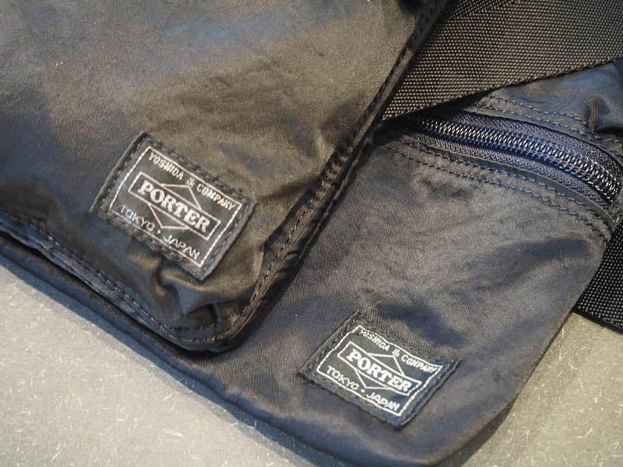 B JIRUSHI YOSHIDAさんのインスタグラム写真 - (B JIRUSHI YOSHIDAInstagram)「【NEW  ARRIVAL】 〈PORTER〉 “PORTER RING SHOULDER BAG” ・ 薄マチながらも多機能なミリタリーユーティリティーベルトの機能性と、製品染めをすることによって生まれる独特な風合いや質感が魅力のPORTER RING。 ・ 全型共通でスマートフォンやパスケースなどの身の回り品の収納に適したポケットを設けているため、カバンの中も整理しやすく、普段使いだけでなくトラベルシーンにもおすすめ。 ・ さらに軽く柔らかな生地を使用しているため、身体の後ろ側はもちろん、前や横など、どの位置で使用してもフィットしやすいのが特徴です。 ・ COLOR:NAVY,BLACK ¥14,000+TAX  #bjirushiyoshida #B印YOSHIDA #代官山 #daikanyama #TOKYO #BEAMS #ビームス #yoshidakaban #吉田カバン #ポーター  #porter #비지루시요시다 #도쿄 #다이칸야마 #빔스 #빔즈 #포터 #데일리룩 #백팩 #b印yoshidalineup」4月10日 19時19分 - bjirushiyoshida