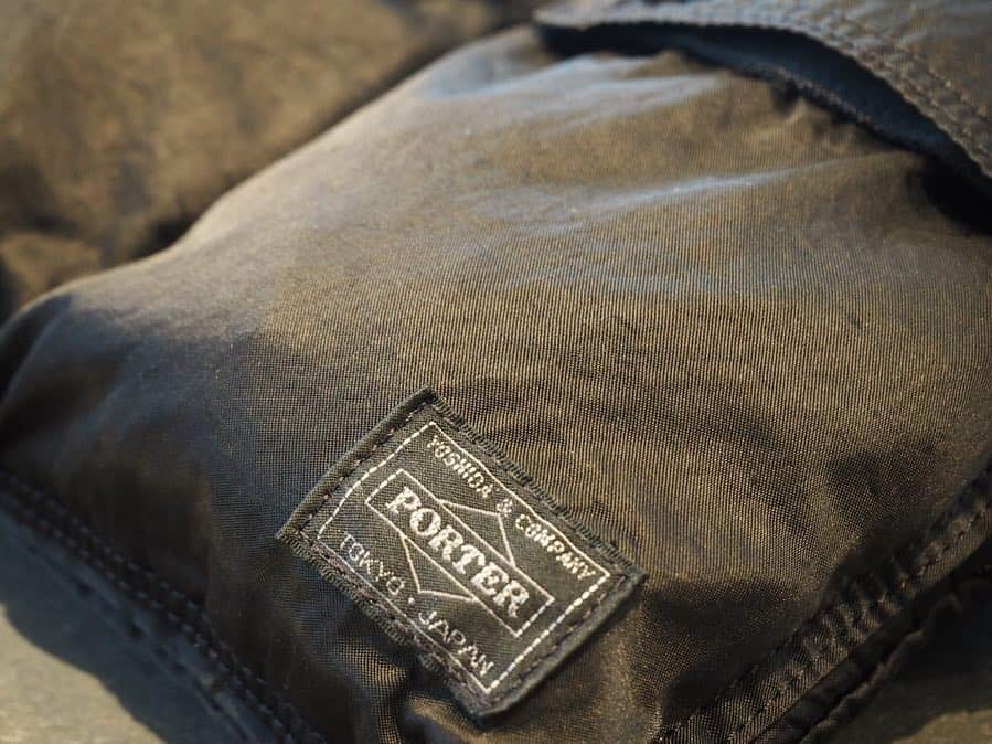 B JIRUSHI YOSHIDAさんのインスタグラム写真 - (B JIRUSHI YOSHIDAInstagram)「【NEW  ARRIVAL】 〈PORTER〉 “PORTER RING SHOULDER BAG” ・ 薄マチながらも多機能なミリタリーユーティリティーベルトの機能性と、製品染めをすることによって生まれる独特な風合いや質感が魅力のPORTER RING。 ・ 全型共通でスマートフォンやパスケースなどの身の回り品の収納に適したポケットを設けているため、カバンの中も整理しやすく、普段使いだけでなくトラベルシーンにもおすすめ。 ・ さらに軽く柔らかな生地を使用しているため、身体の後ろ側はもちろん、前や横など、どの位置で使用してもフィットしやすいのが特徴です。 ・ COLOR:NAVY,BLACK ¥14,000+TAX  #bjirushiyoshida #B印YOSHIDA #代官山 #daikanyama #TOKYO #BEAMS #ビームス #yoshidakaban #吉田カバン #ポーター  #porter #비지루시요시다 #도쿄 #다이칸야마 #빔스 #빔즈 #포터 #데일리룩 #백팩 #b印yoshidalineup」4月10日 19時19分 - bjirushiyoshida