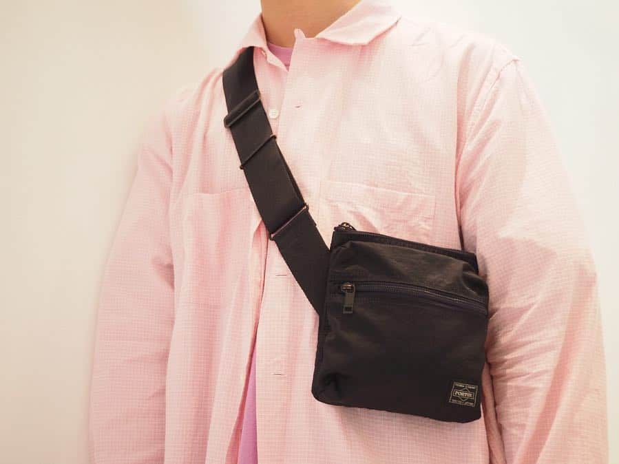 B JIRUSHI YOSHIDAさんのインスタグラム写真 - (B JIRUSHI YOSHIDAInstagram)「【NEW  ARRIVAL】 〈PORTER〉 “PORTER RING SHOULDER BAG” ・ 薄マチながらも多機能なミリタリーユーティリティーベルトの機能性と、製品染めをすることによって生まれる独特な風合いや質感が魅力のPORTER RING。 ・ 全型共通でスマートフォンやパスケースなどの身の回り品の収納に適したポケットを設けているため、カバンの中も整理しやすく、普段使いだけでなくトラベルシーンにもおすすめ。 ・ さらに軽く柔らかな生地を使用しているため、身体の後ろ側はもちろん、前や横など、どの位置で使用してもフィットしやすいのが特徴です。 ・ COLOR:NAVY,BLACK ¥14,000+TAX  #bjirushiyoshida #B印YOSHIDA #代官山 #daikanyama #TOKYO #BEAMS #ビームス #yoshidakaban #吉田カバン #ポーター  #porter #비지루시요시다 #도쿄 #다이칸야마 #빔스 #빔즈 #포터 #데일리룩 #백팩 #b印yoshidalineup」4月10日 19時19分 - bjirushiyoshida