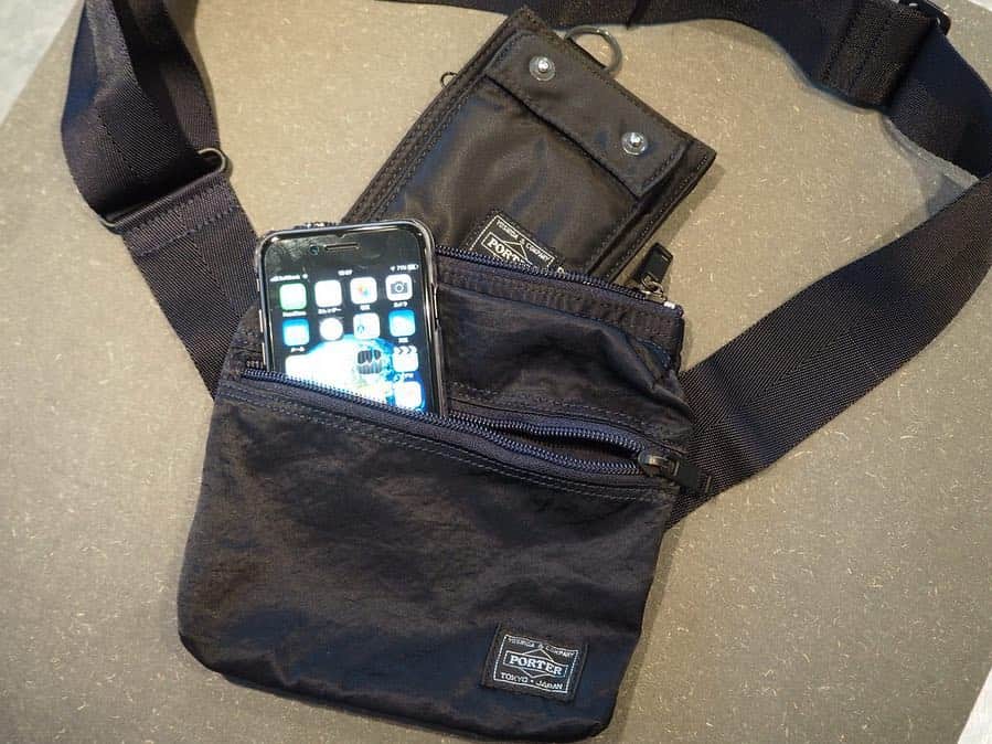 のインスタグラム：「【NEW  ARRIVAL】 〈PORTER〉 “PORTER RING SHOULDER BAG” ・ 薄マチながらも多機能なミリタリーユーティリティーベルトの機能性と、製品染めをすることによって生まれる独特な風合いや質感が魅力のPORTER RING。 ・ 全型共通でスマートフォンやパスケースなどの身の回り品の収納に適したポケットを設けているため、カバンの中も整理しやすく、普段使いだけでなくトラベルシーンにもおすすめ。 ・ さらに軽く柔らかな生地を使用しているため、身体の後ろ側はもちろん、前や横など、どの位置で使用してもフィットしやすいのが特徴です。 ・ COLOR:NAVY,BLACK ¥14,000+TAX  #bjirushiyoshida #B印YOSHIDA #代官山 #daikanyama #TOKYO #BEAMS #ビームス #yoshidakaban #吉田カバン #ポーター  #porter #비지루시요시다 #도쿄 #다이칸야마 #빔스 #빔즈 #포터 #데일리룩 #백팩 #b印yoshidalineup」