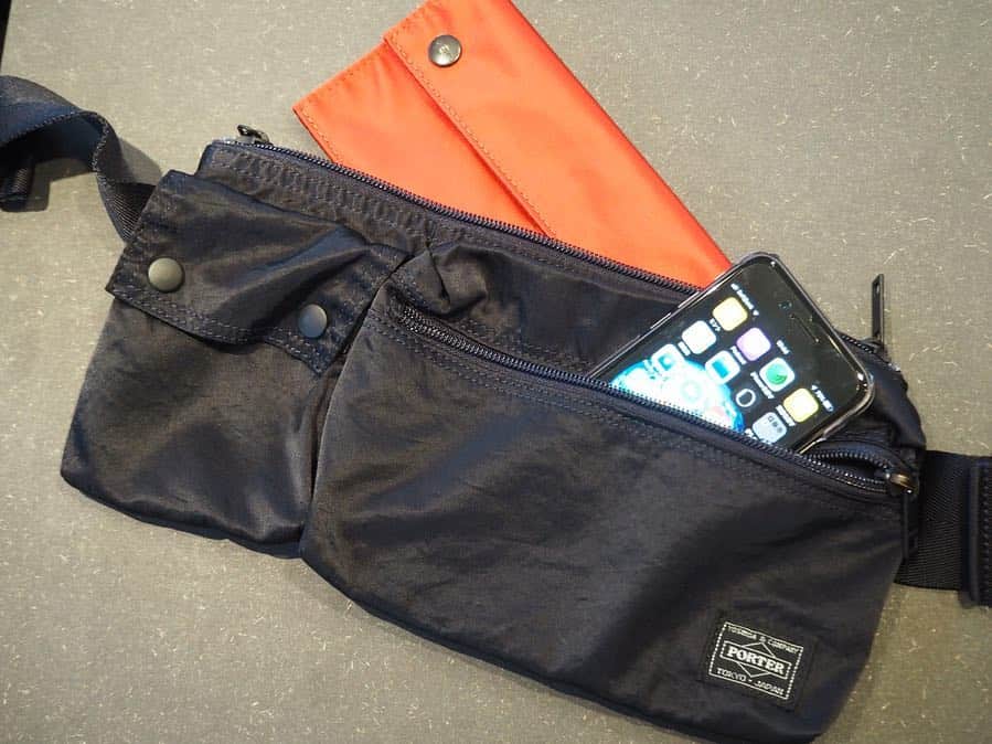 のインスタグラム：「【NEW  ARRIVAL】 〈PORTER〉 “PORTER RING WAIST BAG(S)” ・ 薄マチながらも多機能なミリタリーユーティリティーベルトの機能性と、製品染めをすることによって生まれる独特な風合いや質感が魅力のPORTER RING。 ・ 全型共通でスマートフォンやパスケースなどの身の回り品の収納に適したポケットを設けているため、カバンの中も整理しやすく、普段使いだけでなくトラベルシーンにもおすすめ。 ・ さらに軽く柔らかな生地を使用しているため、身体の後ろ側はもちろん、前や横など、どの位置で使用してもフィットしやすいのが特徴です。 ・ COLOR:NAVY,BLACK ¥15,000+TAX  #bjirushiyoshida #B印YOSHIDA #代官山 #daikanyama #TOKYO #BEAMS #ビームス #yoshidakaban #吉田カバン #ポーター  #porter #비지루시요시다 #도쿄 #다이칸야마 #빔스 #빔즈 #포터 #데일리룩 #백팩 #b印yoshidalineup」