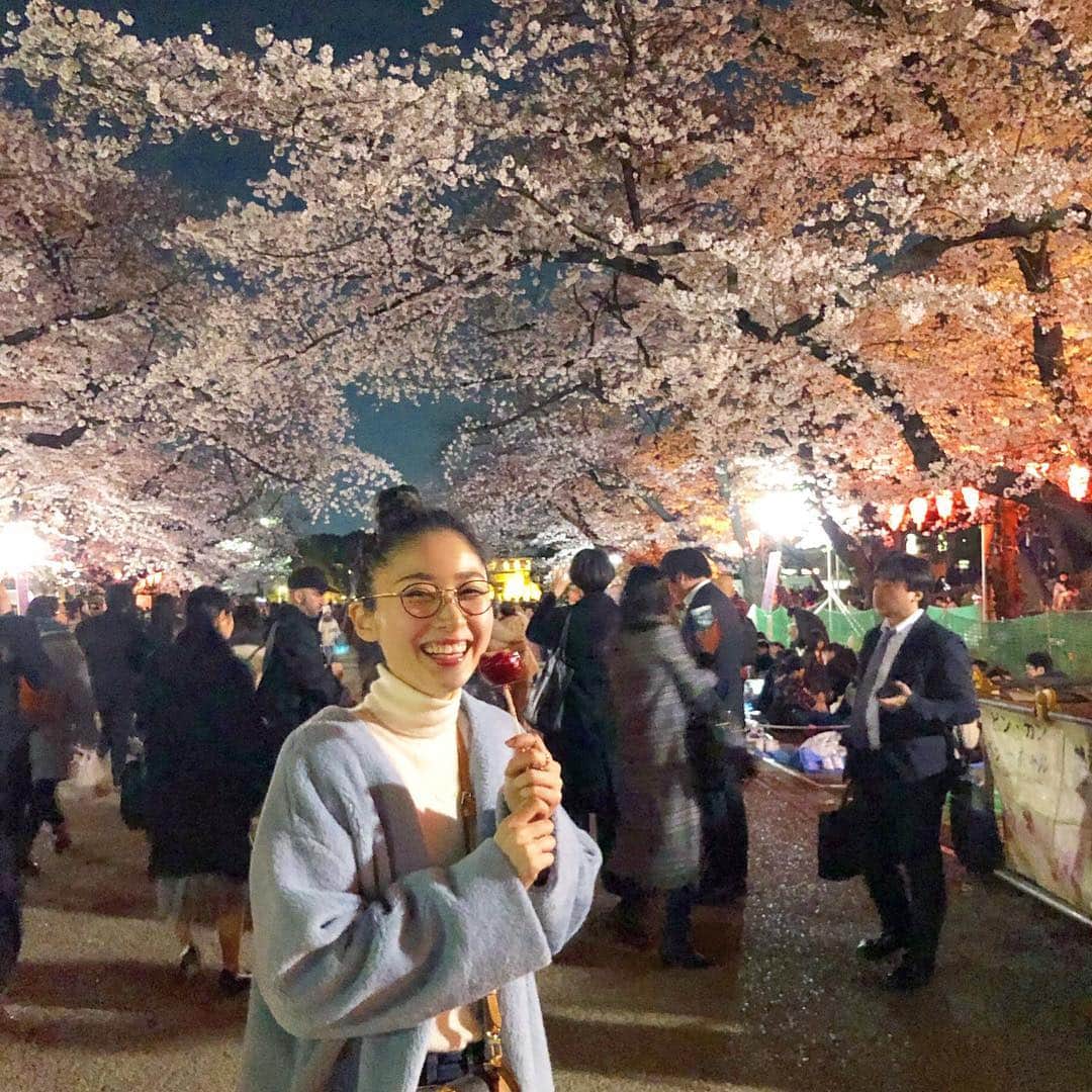 熊谷江里子さんのインスタグラム写真 - (熊谷江里子Instagram)「この前、生まれて初めてりんご飴食べてテンション上がってしまった、、。 夜桜綺麗でした🌸 ・ ・ 今日は真冬並みの寒さでしたね、。 風邪ひかないように気をつけてください！」4月10日 19時20分 - eriko___kumagai