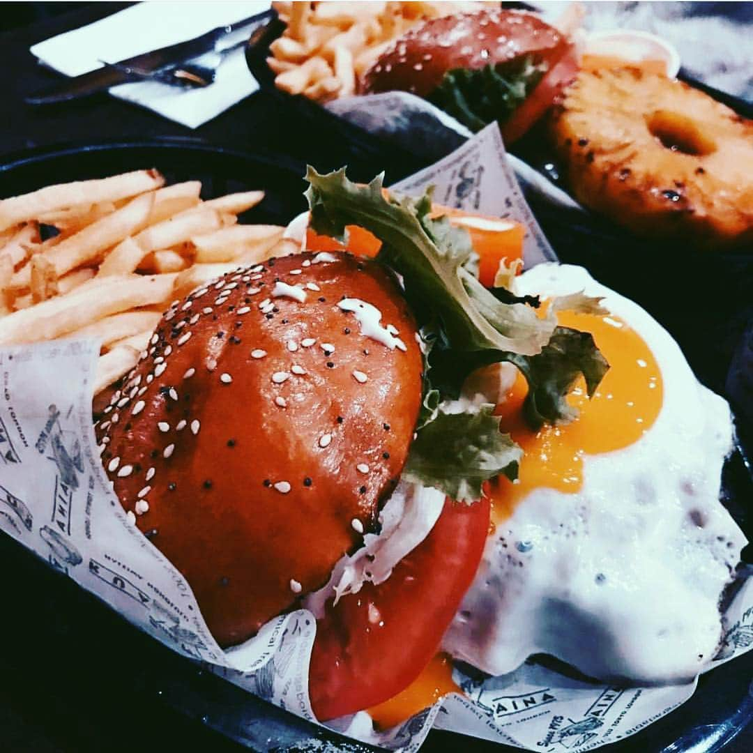 Kua 'Aina UKさんのインスタグラム写真 - (Kua 'Aina UKInstagram)「Here’s a pic of our Loco moco burger in case you need further convincing to try it out 😎  Mahalo #alohafan @serenamendolia for cool pic」4月10日 19時20分 - kuaainauk