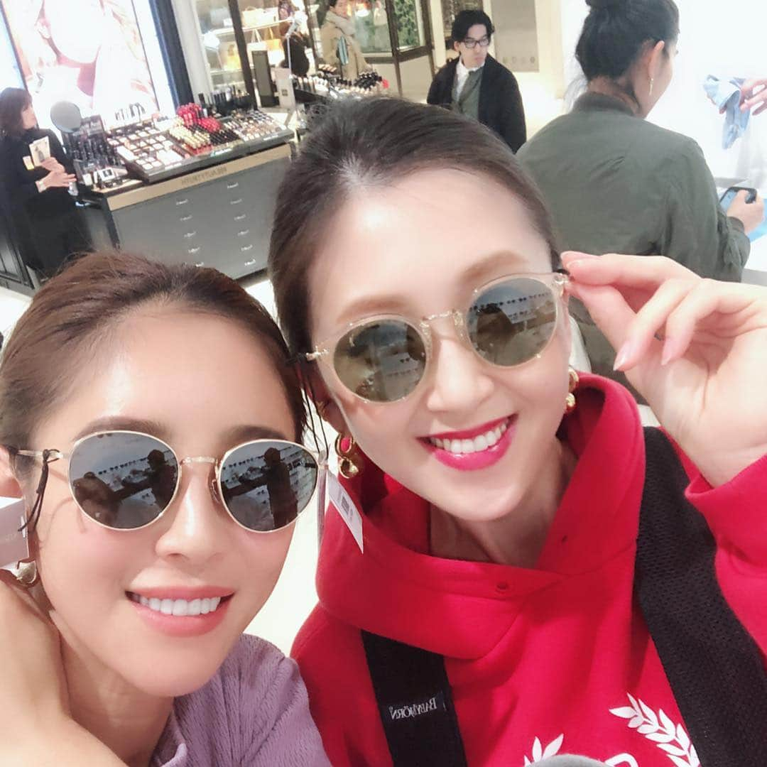 渡香奈さんのインスタグラム写真 - (渡香奈Instagram)「皆んな選んでいただいたサングラスで🕶💛 結果、2枚目の写真のサングラスを交換した形になりました❗️コンシェルジュの方にマイミに似てると分析していただき嬉しい〜🤣 #everydaysunday #everydaysunglasses #サングラス #oriverpeoples #オリバーピープルズ」4月10日 19時20分 - kanarina1261