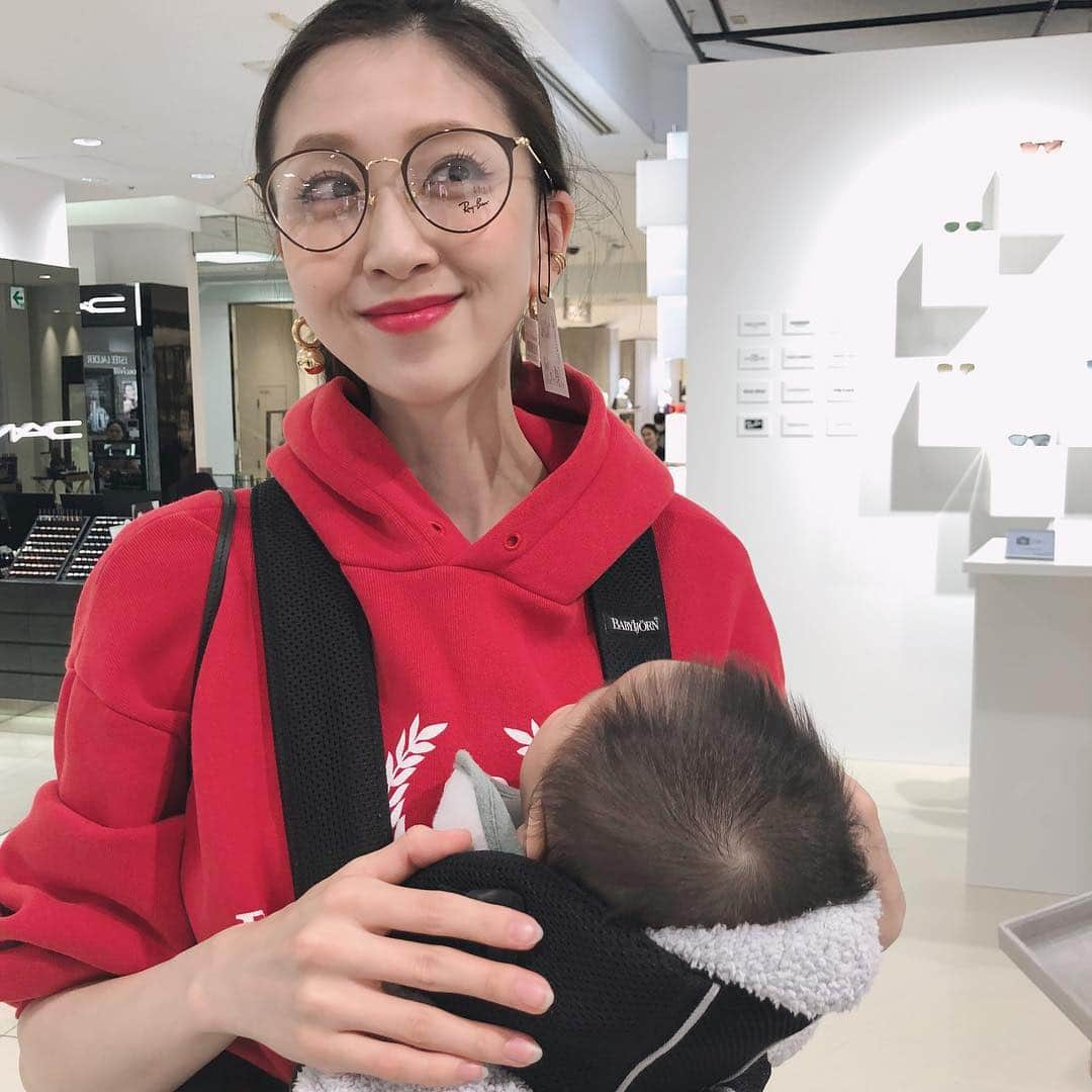 渡香奈さんのインスタグラム写真 - (渡香奈Instagram)「皆んな選んでいただいたサングラスで🕶💛 結果、2枚目の写真のサングラスを交換した形になりました❗️コンシェルジュの方にマイミに似てると分析していただき嬉しい〜🤣 #everydaysunday #everydaysunglasses #サングラス #oriverpeoples #オリバーピープルズ」4月10日 19時20分 - kanarina1261