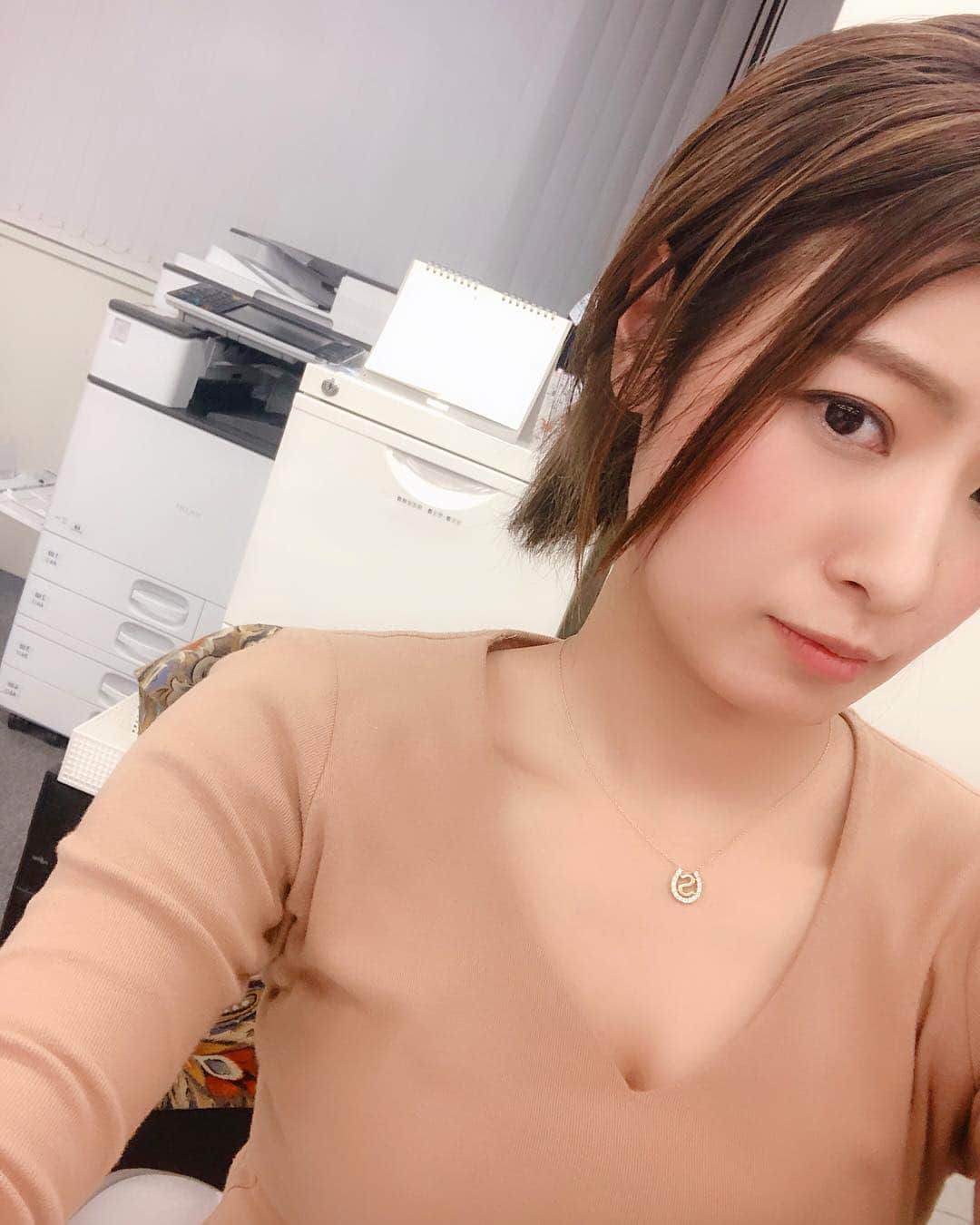 彩海のインスタグラム：「. . 試行錯誤を繰り返して 商品はよくなって 商品販促付属品も充実して 売り上げって伸びていくものだと思うんだけど。 . . これできるかな？ こうやったらどうかな？ っていう上司の問いかけに 即レスで 厳しいと思いますとか やってもないのに、 どうこう理由づけるヒトタチ。 . . つべこべ言う前にやってみる！ Try and Error なんて当たり前。 . . なんでも“できない”から入るやつは 永遠になんにもできないよ。 . . . . . . #愚痴ってすいません #今日思ったこと #仕事#商品提案 #全てはディーラー様へ #全ては愛情」