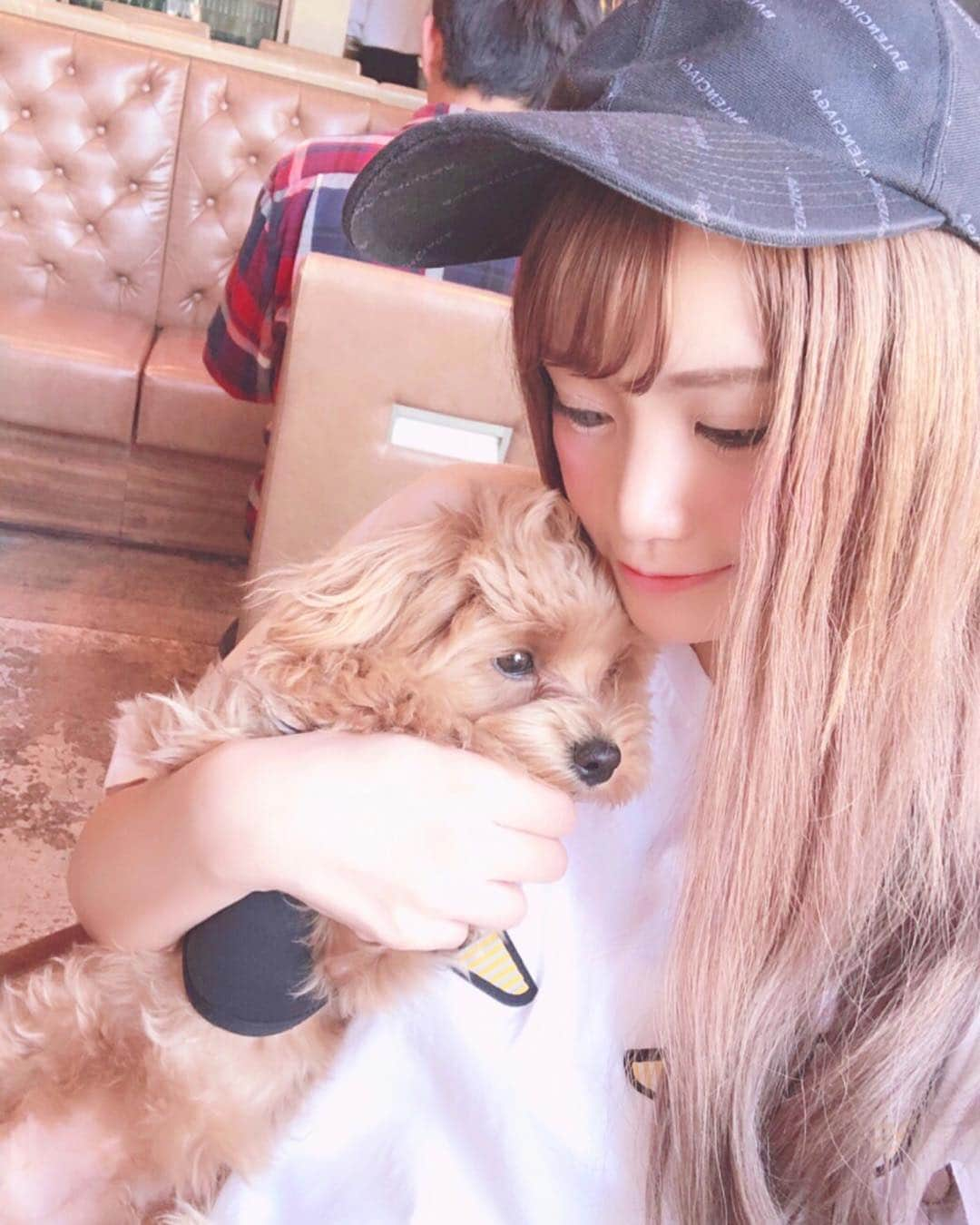 みもれもんさんのインスタグラム写真 - (みもれもんInstagram)「きょうもいちにち、 おつかれさま🐶 ぴーちゃんの顔😂🌈 ・ ・ #dogcafe #dog #ドッグカフェ #犬 #わんわん #お花見 #花見 #桜 #tokyo  #ootd #fashion  #ファインダー越しの私の世界  #タレント #モデル  #みもれ #tiktok #イチナナ」4月10日 19時24分 - mimore_mon0929