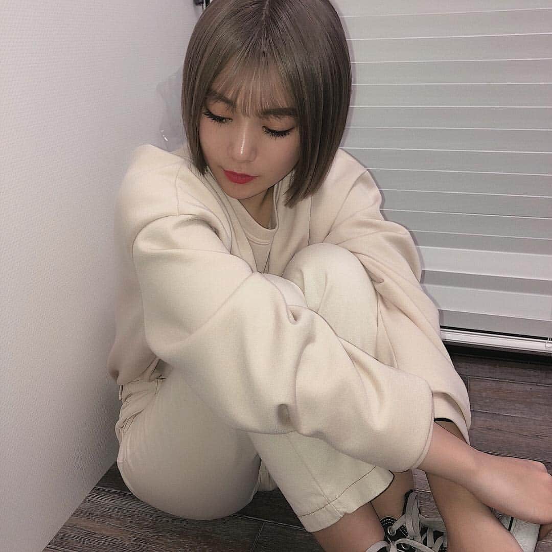 浪花ほのかのインスタグラム：「、 、 、  本日のコーデは 全身ベージュ、韓国で買ったものです😉  #beige #denim #short #haircolor #今日のコーデ #コーディネート #ファッション」