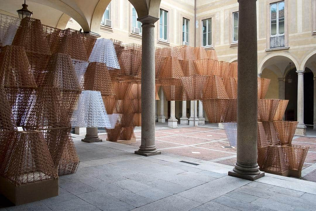 コスさんのインスタグラム写真 - (コスInstagram)「Every 3D-printed brick in our installation is made from a renewable resource containing wood pulp, which creates this natural brown shade. To win one of these bricks and a €250 gift card, share pictures of the patterns you see in Conifera or in the architecture around you. Tag @cosstores and #COSxMamouMani #SalonedelMobile」4月10日 19時29分 - cosstores