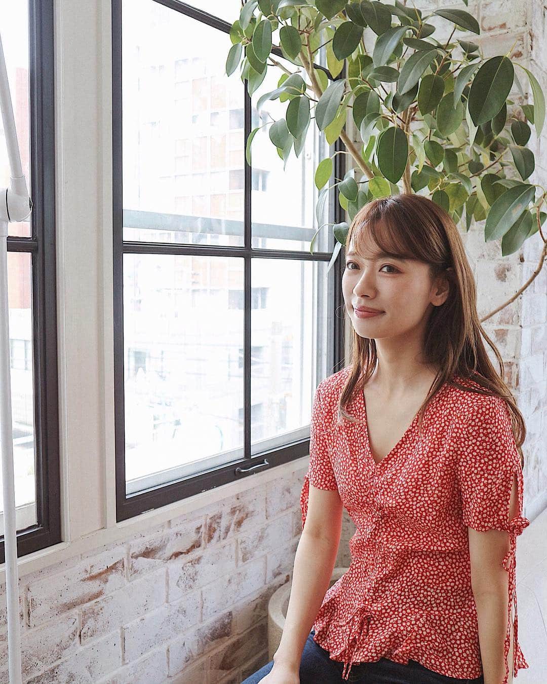 さんのインスタグラム写真 - (Instagram)「・ 今日はお気に入りの赤トップスを。デニムとの相性が良いのでこれからたくさん着る予定です♡ 今日は寒いけどこの間の週末みたいな暖かい日が増えて夏もあっという間に来そうだなぁ...🤔 ・ 顔は一年中日焼け止めをつけているけど、体に塗りはじめるのはこの時期くらいから。 でもベタつくのも服につくのも嫌でできることなら塗りたくないのだけど、摩擦に強いから落ちにくいと聞いて今年の日焼け止めはALLIE エクストラＵＶジェルを選びました✨ 焼けやすいから今年はしっかり日焼け対策しておきたい！ ・ ・ #ootd #ALLIE #sunscreen #アリィー #フリクションプルーフ #次世代UV #日焼け止め #アリィー_PR」4月10日 19時39分 - natsukoakahani