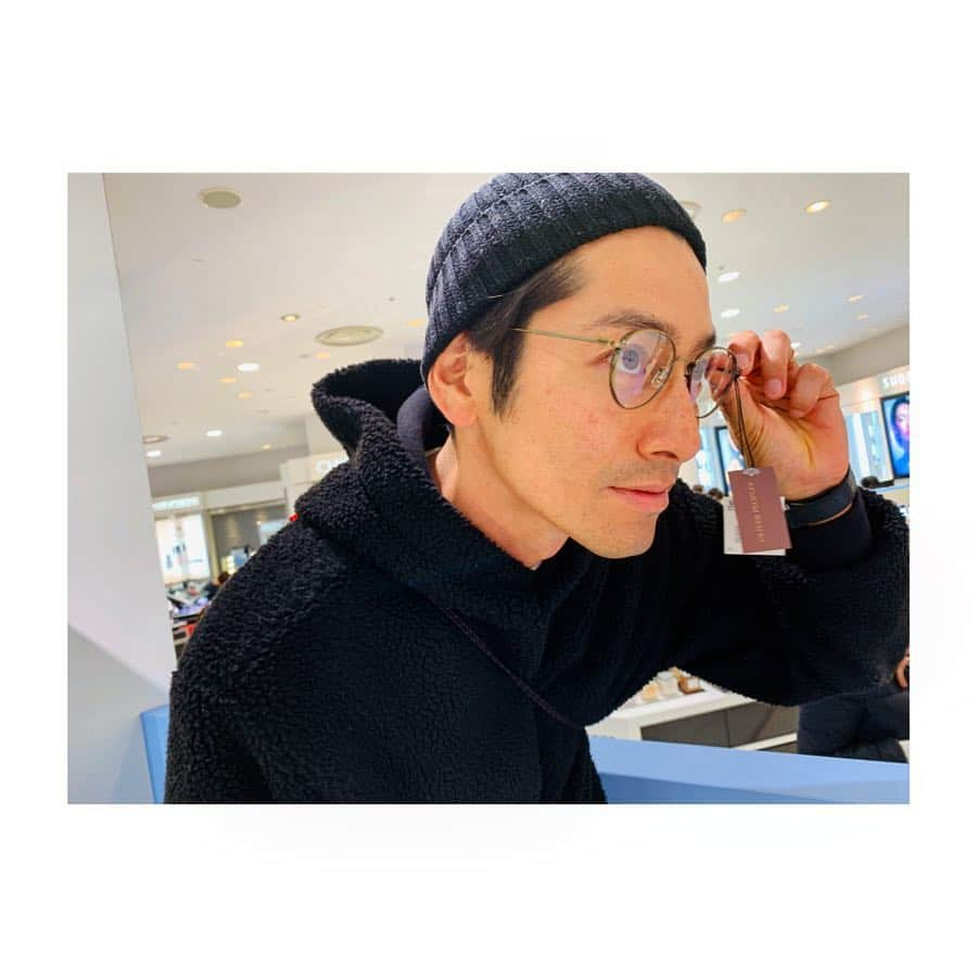 肥野竜也さんのインスタグラム写真 - (肥野竜也Instagram)「【Everyday, SUN-day!】 コンシェルジュサービスを体験できるサングラスの新しいコンセプトショップが「新宿伊勢丹 本館1F ザ・ステージ」にて期間限定でオープン✨ 夫婦でお邪魔しました〜 色々案内して頂き、初のメタルフレームの眼鏡にしました🤩👍 いつも迷うところを的確なアドバイスをもらいながらのチョイスだから本当安心でした😊 是非遊びに行ってみて下さい〜 ＊ ■「Everyday, SUN-day!」期間限定サングラスコンセプトショップ■ 期間：4/10(水)~4/16(火) 場所：伊勢丹新宿本館１Ｆ＝ザ・ステージ ■ショップ内展開ブランド■ Alain Mikli Burberry BVLGARI Dolce&Gabbana Giorgio Armani MiuMiu Oliver Peoples PRADA Tiffany Ray-Ban Valentino Garavani ＊ #肥野ファッション #眼鏡 #サングラス #アイウェア #アイウェアコンシェルジュ #新宿伊勢丹 #everydaysunday #everydaysunglasses #今日どのサングラス」4月10日 19時32分 - tatsuya_hino