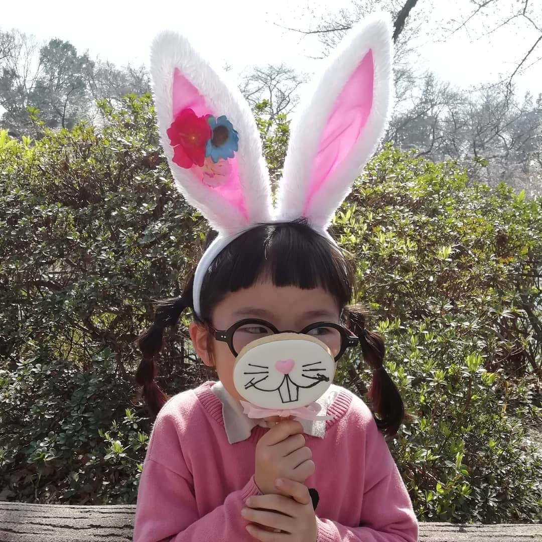 amigo.amigo.5205622さんのインスタグラム写真 - (amigo.amigo.5205622Instagram)「. ★#Easter　★. . 桜見ながら みんなでピクニックしました🌸. . @harunya0129 @miyu213213  @rino0420  @sayo_n34  @aiuzura  さちこの @sachiko_0228  ウサギのアイシングクッキー が可愛いすぎたー🐰. . . #アイシングクッキー #アイシング#クッキー #Cookie#cookies  #イースター#easterbunny  #easteregg #happylife  #happyeaster #happyeaster🐰  #happyeaster2019 #平成最後 #eastercookies #ハグマグ部活  #ハグピク #ピクニック #ピクニック弁当 #ピクニック部  #Picnic#picnicfood #picnicday  #picnicparty #ウサギ #ウサギちゃん #RABBIT #bunny #cute」4月10日 19時33分 - amigo.amigo.5205622