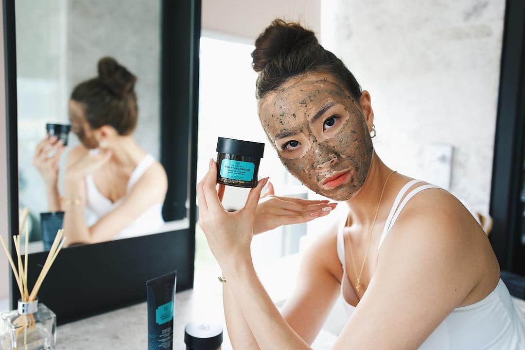 ソニアのインスタグラム：「I’m usually out and about my day for work and shoots or appearances with makeup on. When the opportunity arises, I give my skin a breather - free of cosmetic products. The Body Shop’s Himalayan charcoal mask really draws out the impurities and exoliates my skin throughly, leaving behind a soft, glowing complexion. Can’t do without it 💎 . (Meantime here’s me being a top model... 🤪) #daretomask #expertfacialmask #thebodyshopsg #ad」