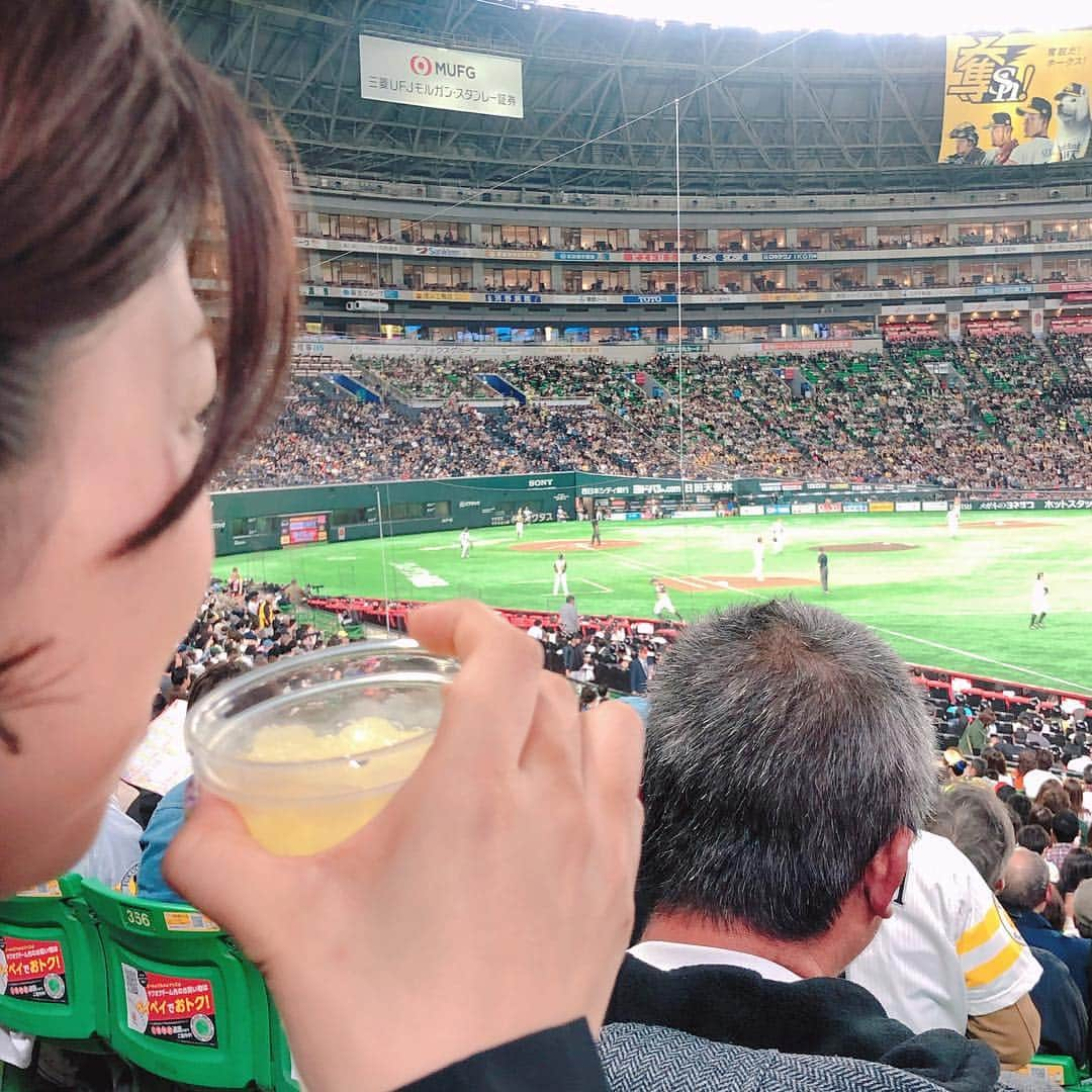 中上真亜子さんのインスタグラム写真 - (中上真亜子Instagram)「もうね、先輩ヅラして超応援してるよ⚾️勝ってほしいなあ⚾️エモい試合⚾️ #ふみちゃんと野球 #たぶんプライベートでレギュラーシーズンに来たの初めて #そしてこんなに応援してるのも初めてだよ #いや今まで何だよ」4月10日 19時38分 - maako_nakagami