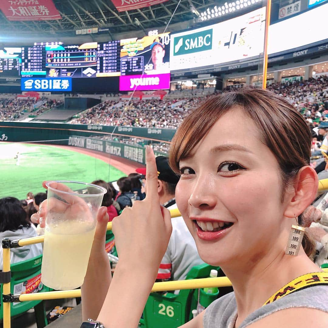 中上真亜子さんのインスタグラム写真 - (中上真亜子Instagram)「もうね、先輩ヅラして超応援してるよ⚾️勝ってほしいなあ⚾️エモい試合⚾️ #ふみちゃんと野球 #たぶんプライベートでレギュラーシーズンに来たの初めて #そしてこんなに応援してるのも初めてだよ #いや今まで何だよ」4月10日 19時38分 - maako_nakagami