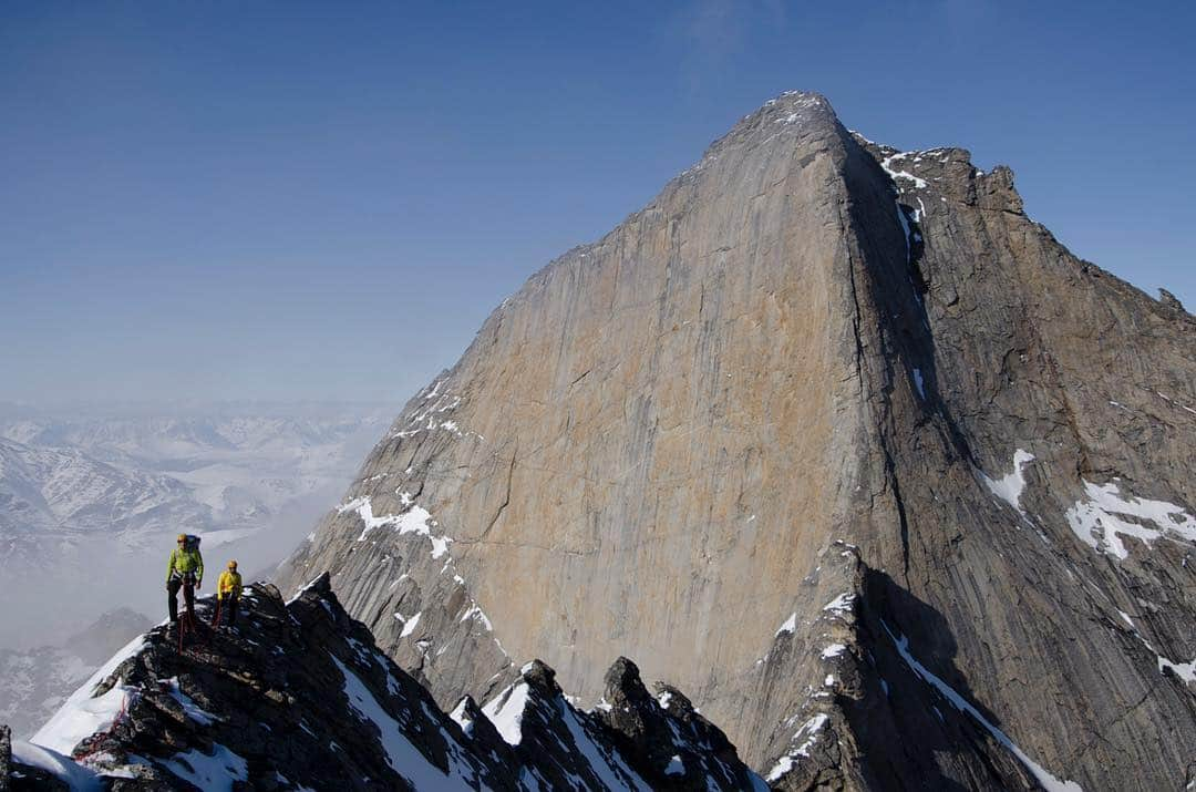 トミー・コールドウェルさんのインスタグラム写真 - (トミー・コールドウェルInstagram)「In 2011 I went on a truly memorable trip to Alaska’s Brooks Range with the late Hayden Kennedy.  To get to the mountains we pulled sleds 15 miles through the night surrounded by thousands of caribou, aurora borealis  shimmering overhead.  We encountered white wolves and grizzly bears. The wilderness seemed otherworldly and It was certainly the most impactful wildlife experience of my life. This mountain range runs straight through the Arctic Wildlife Refuge which is now under threat of drilling due to an added mandate slid into the 2017 tax reform bill.  If we stay on our current path, the Center of Biodiversity estimates 30-50 percent of current species will likely be extinct by mid century. If you want to get involved check the link in my profile. 📸 @coreyrichproductions」4月10日 19時48分 - tommycaldwell