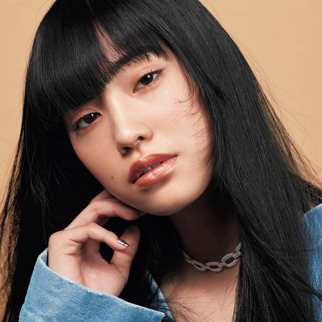 JELLY編集部さんのインスタグラム写真 - (JELLY編集部Instagram)「《EMODAの春のツヤっぽコスメ》﻿﻿ 現在発売中のJELLY5月号の付録は、EMODAの春のツヤっぽコスメ4点セット！﻿ 流行りのグロッシーメイクができちゃう、ヌーディーパレットとアイグロスとコントロールカラー付き🌸🌼🌸🌼💄﻿ ﻿ 中面では、付録の使い方を教えてるよ🖤﻿ ﻿ 今月号の付録で、なりたいツヤ顔になれちゃうから、まだ買ってない人、本屋さんへいそげ〜〜〜🏃‍♀️🏃‍♀️🏃‍♀️✨✨﻿ ﻿ ﻿ photographer／ #小川健﻿ hair&make／ #松田美穂﻿ styling／ #春田真衣﻿ model／ @mayu_kitazawa ﻿﻿ #jelly #jelly5月号  #今日からクールな女の子 #付録メイク #emoda付録 #北澤舞悠」4月10日 19時41分 - jelly_stagram