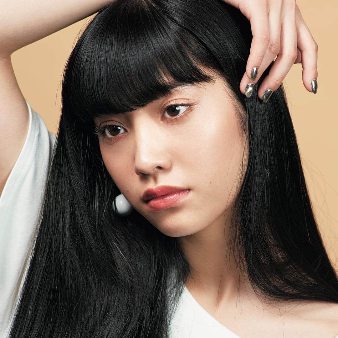 JELLY編集部さんのインスタグラム写真 - (JELLY編集部Instagram)「《EMODAの春のツヤっぽコスメ》﻿﻿ 現在発売中のJELLY5月号の付録は、EMODAの春のツヤっぽコスメ4点セット！﻿ 流行りのグロッシーメイクができちゃう、ヌーディーパレットとアイグロスとコントロールカラー付き🌸🌼🌸🌼💄﻿ ﻿ 中面では、付録の使い方を教えてるよ🖤﻿ ﻿ 今月号の付録で、なりたいツヤ顔になれちゃうから、まだ買ってない人、本屋さんへいそげ〜〜〜🏃‍♀️🏃‍♀️🏃‍♀️✨✨﻿ ﻿ ﻿ photographer／ #小川健﻿ hair&make／ #松田美穂﻿ styling／ #春田真衣﻿ model／ @mayu_kitazawa ﻿﻿ #jelly #jelly5月号  #今日からクールな女の子 #付録メイク #emoda付録 #北澤舞悠」4月10日 19時41分 - jelly_stagram