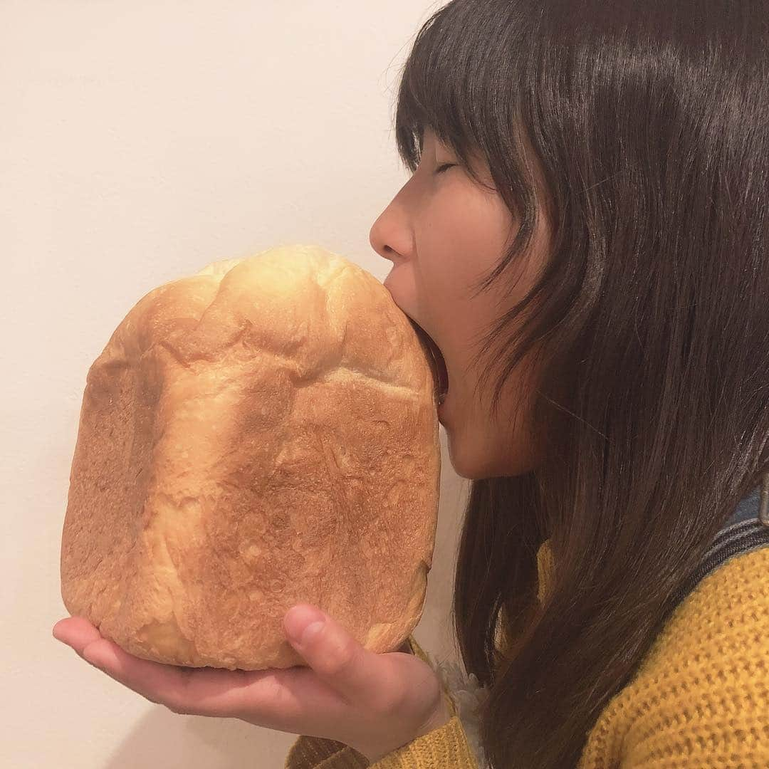 なーみさんのインスタグラム写真 - (なーみInstagram)「🍞 わん→とぅ〜→すり〜→ふぉ〜→ふぁぁ〜いぶ🥰 。 。 #焼きたてのたべかた 。 #ホームベーカリー #hb#食パン#おうちごはん#笑顔#はなまる#最高#ベーカリー#パン」4月10日 19時41分 - nnnamiiii